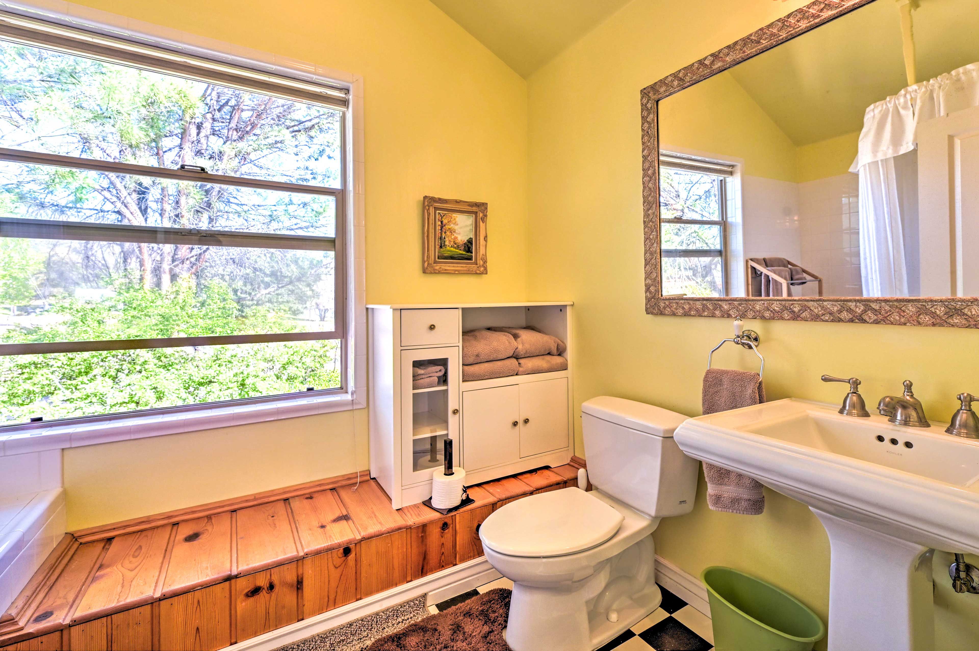 Full Bathroom | Complimentary Toiletries