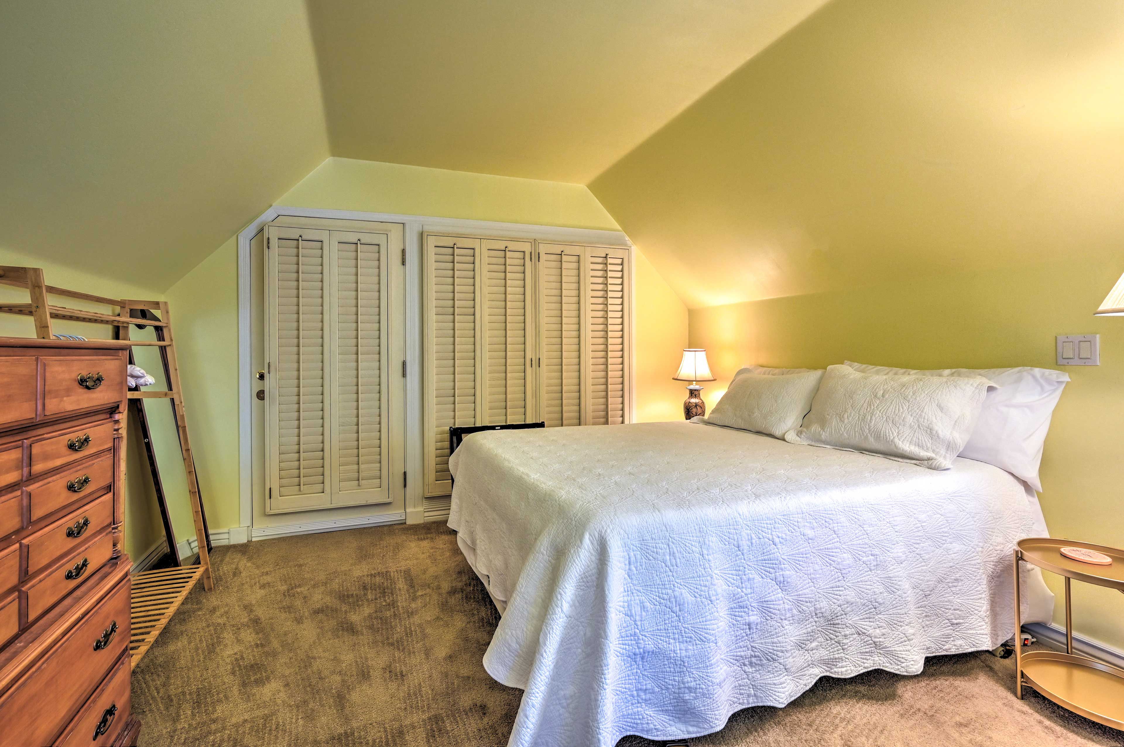 Studio | Queen Bed