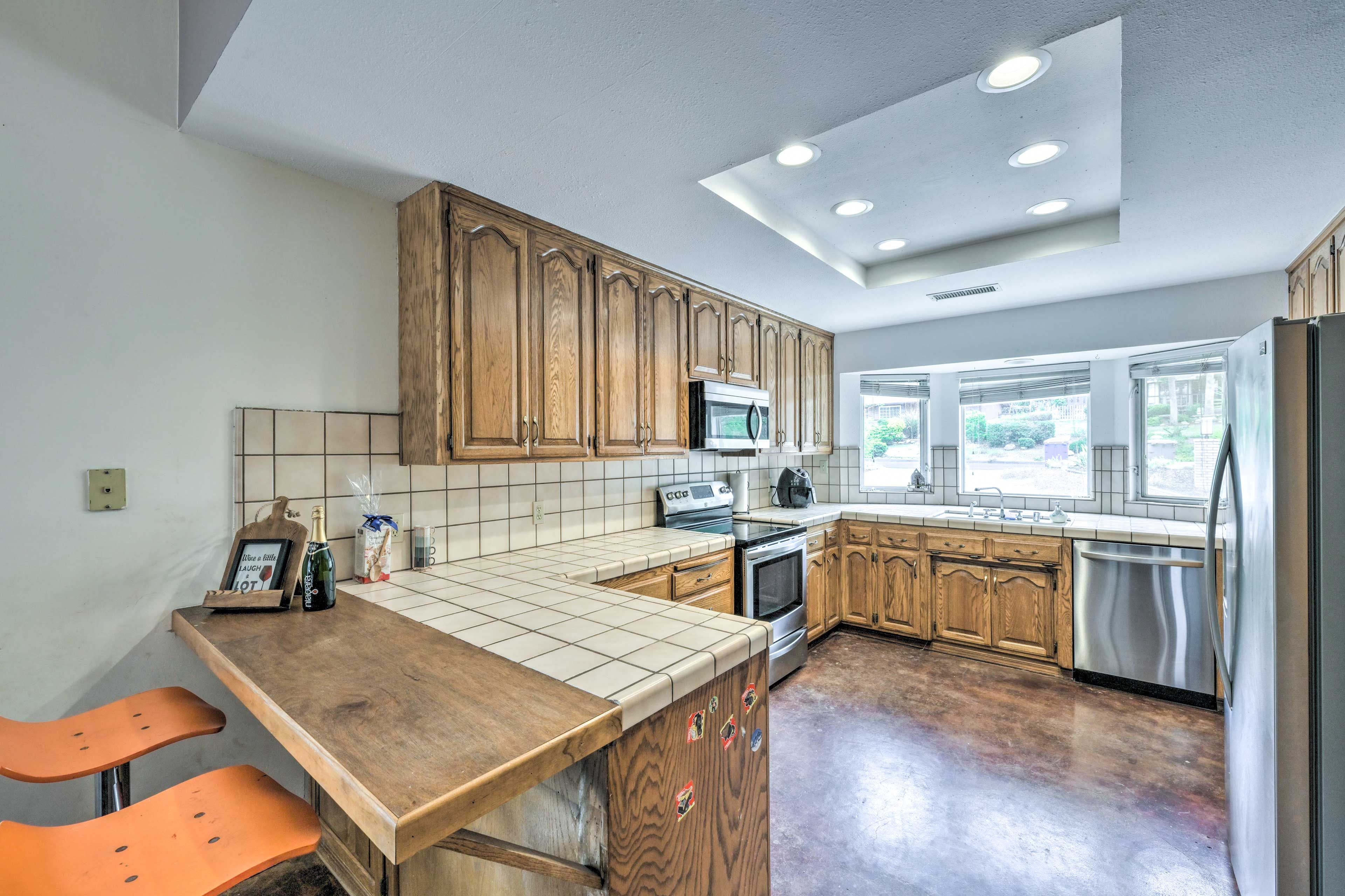 Kitchen | Drip Coffee Maker | Dishware & Flatware