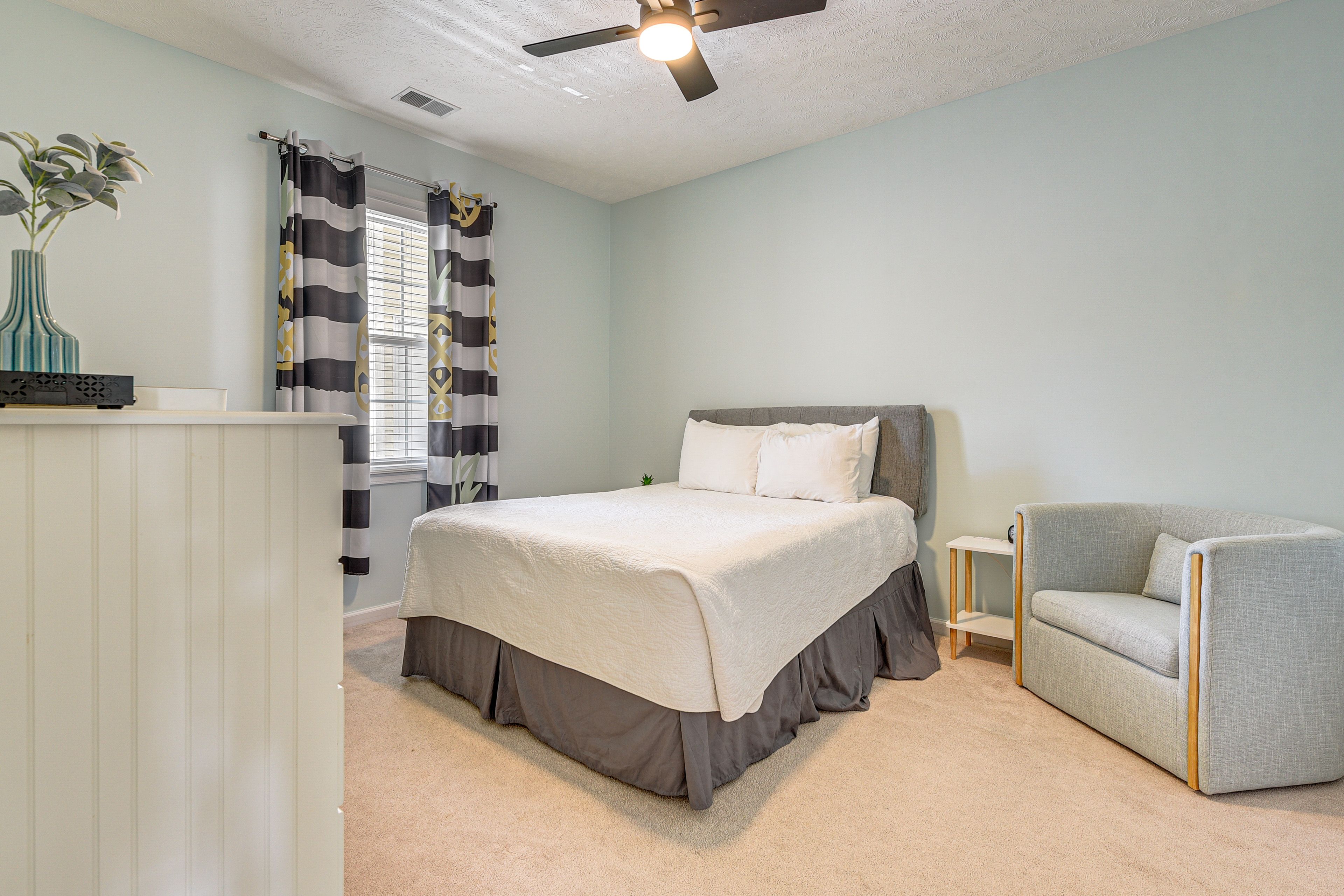 Bedroom 2 | Queen Bed