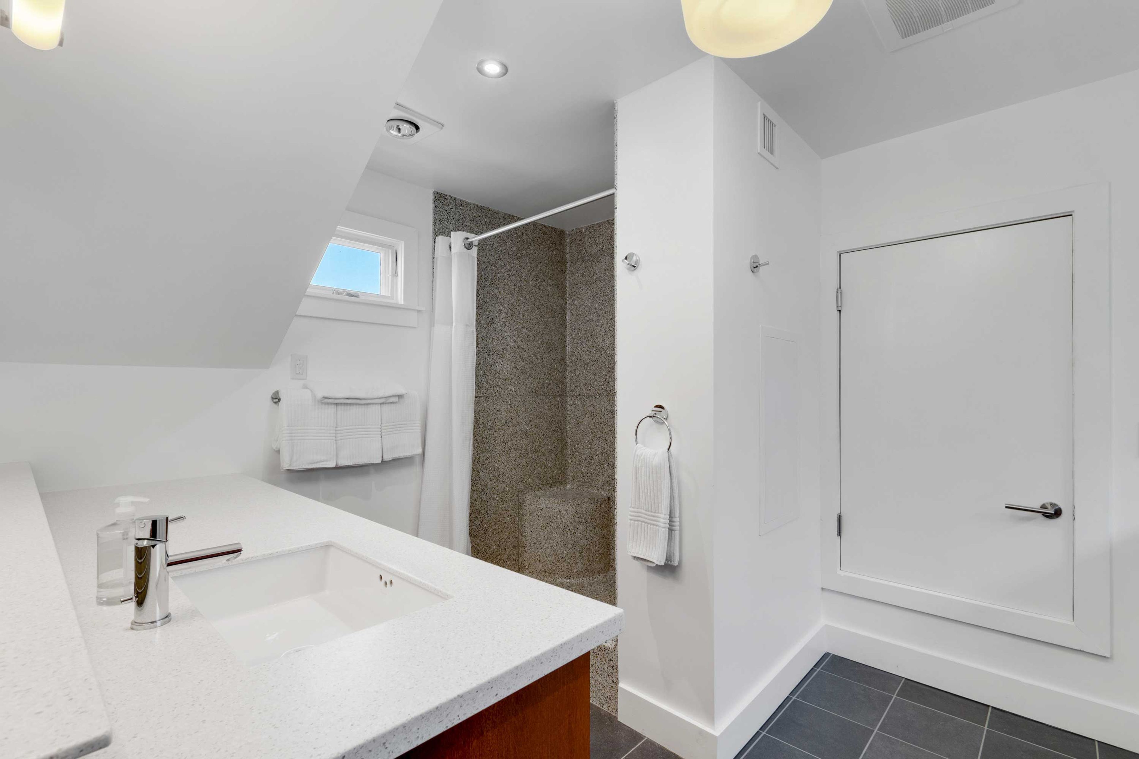 Full Bathroom | Towels Provided | Complimentary Toiletries