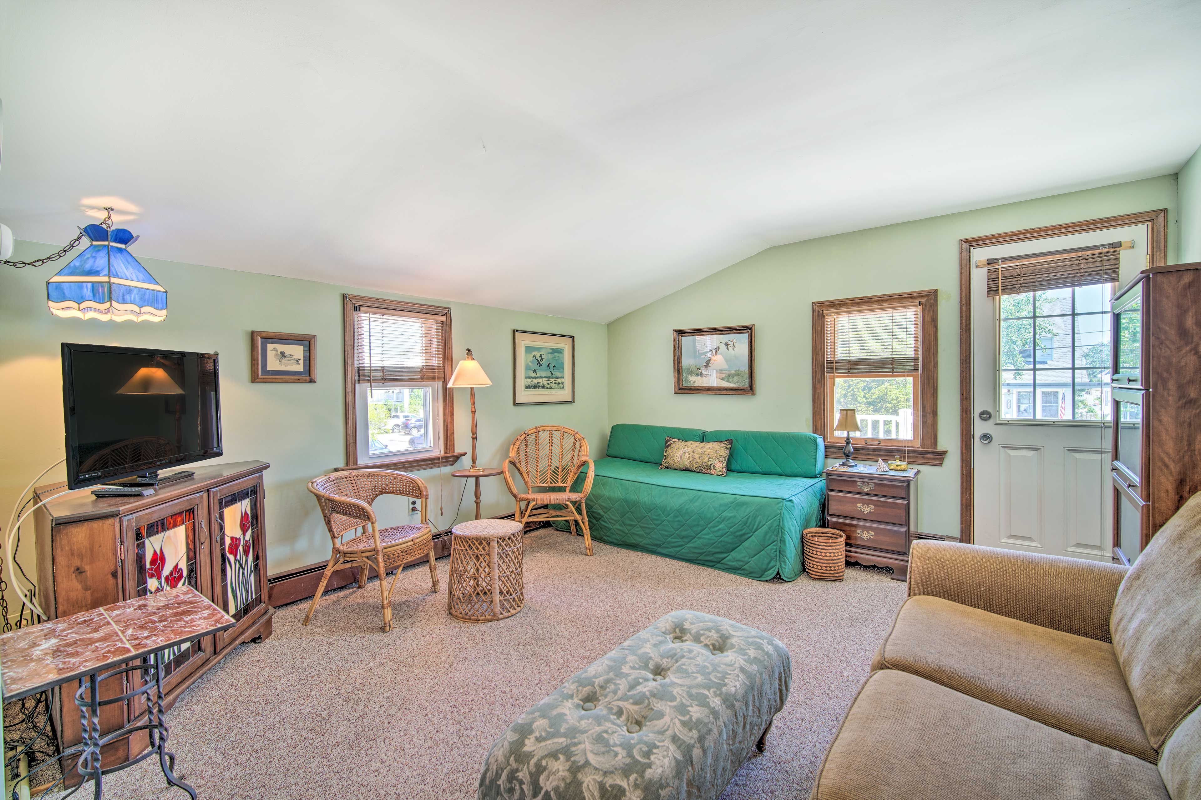 Living Room | Free WiFi | Twin Daybed w/ Twin Trundle Bed