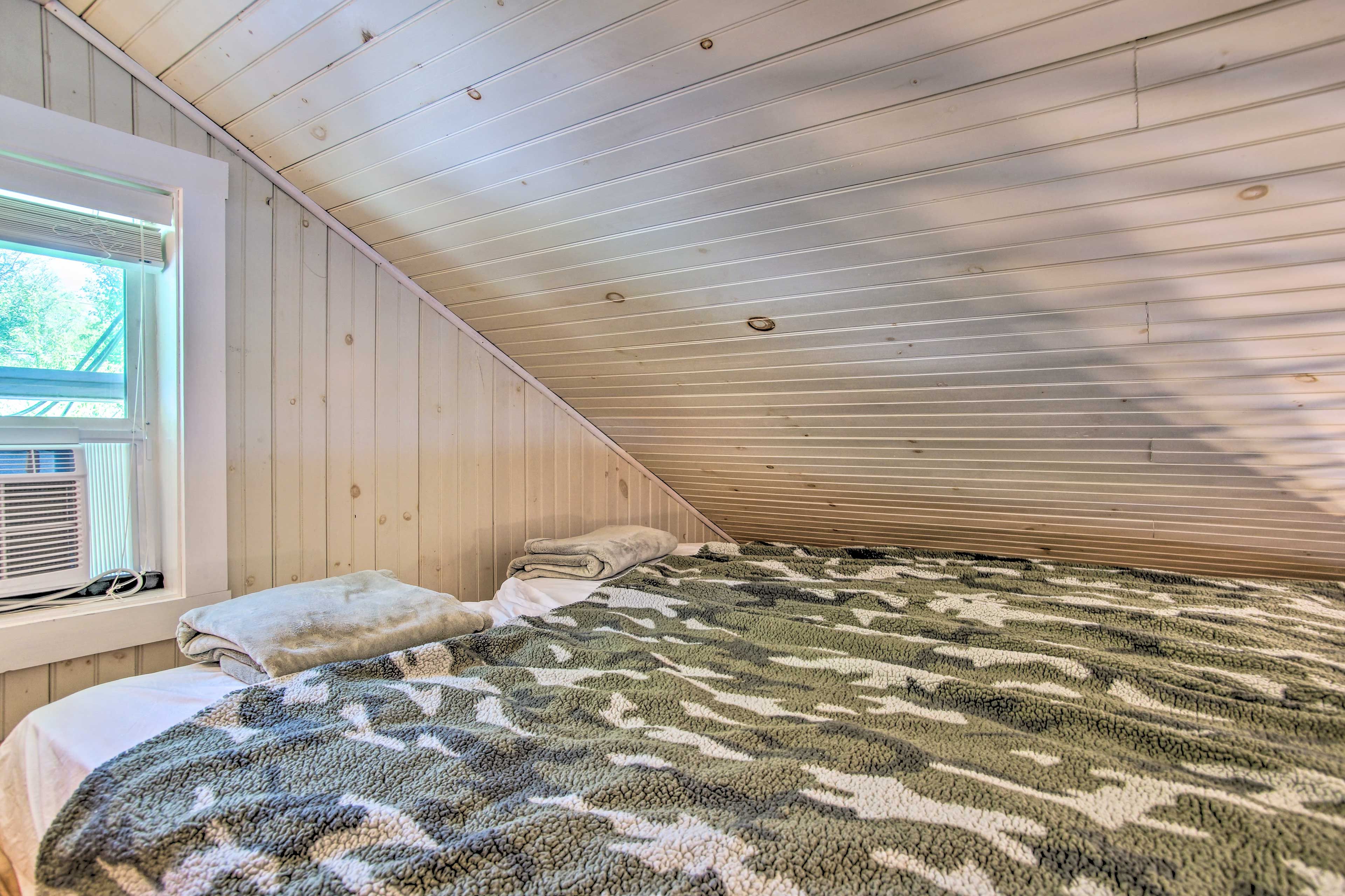 Loft | 2 Twin Beds | Ladder Required