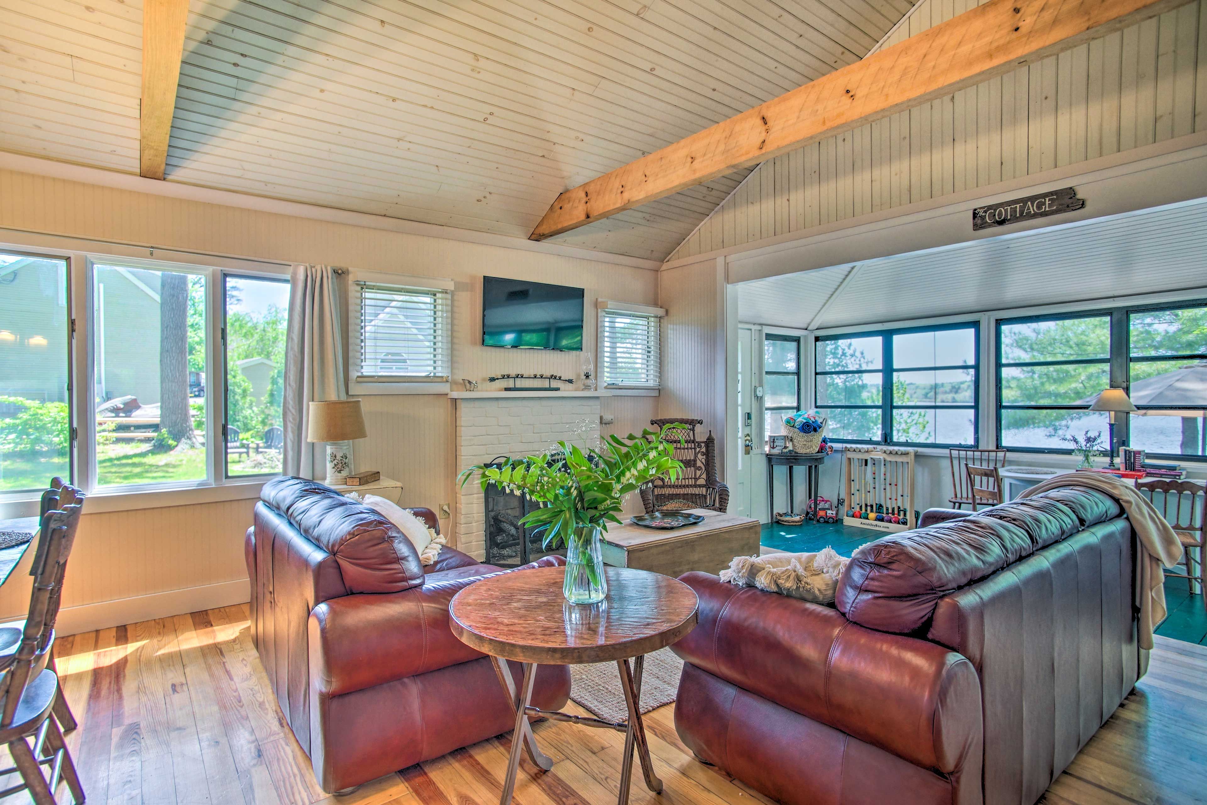 Living Room | Smart TV | Wood-Burning Fireplace
