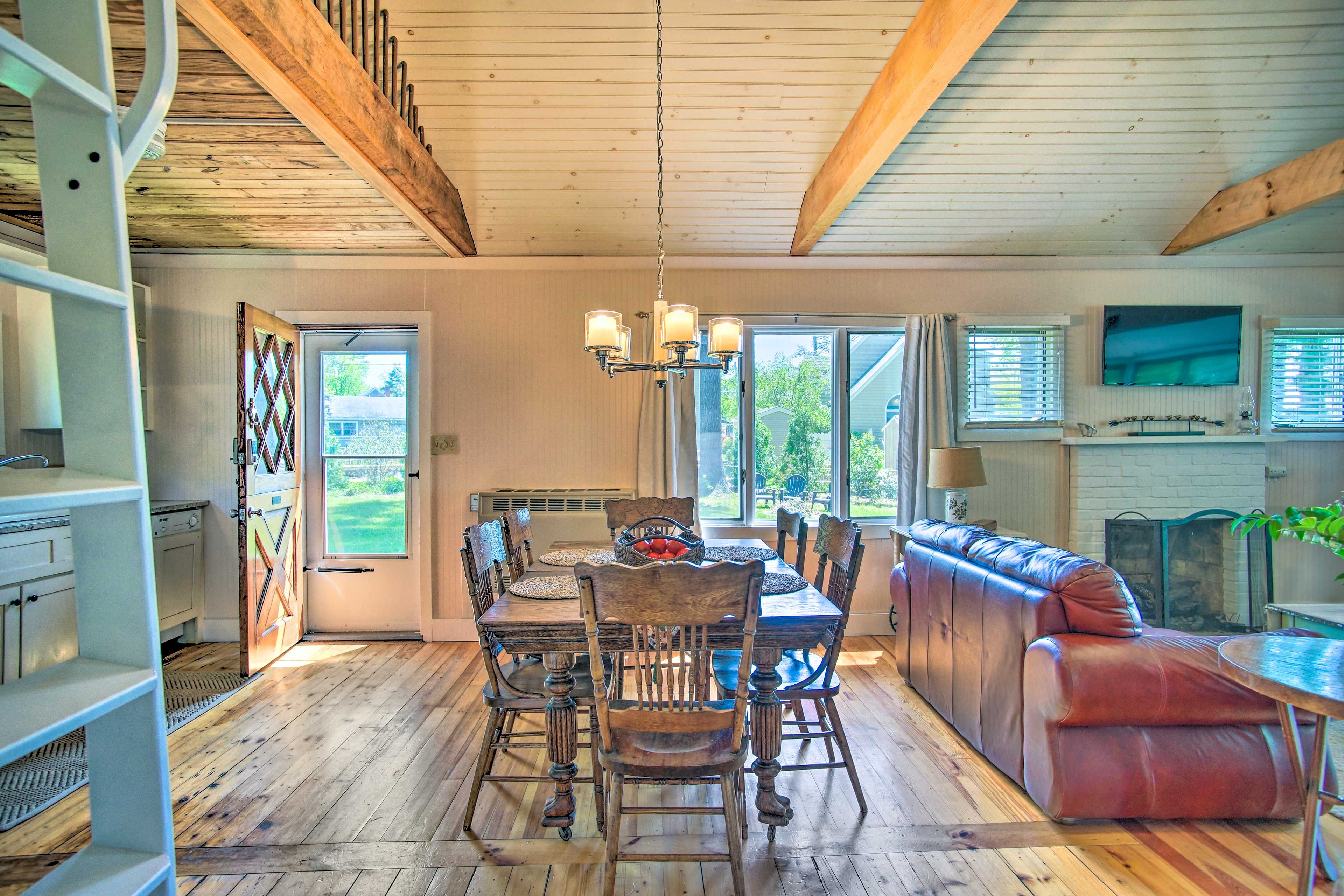 Dining Area | Dishware & Flatware Provided
