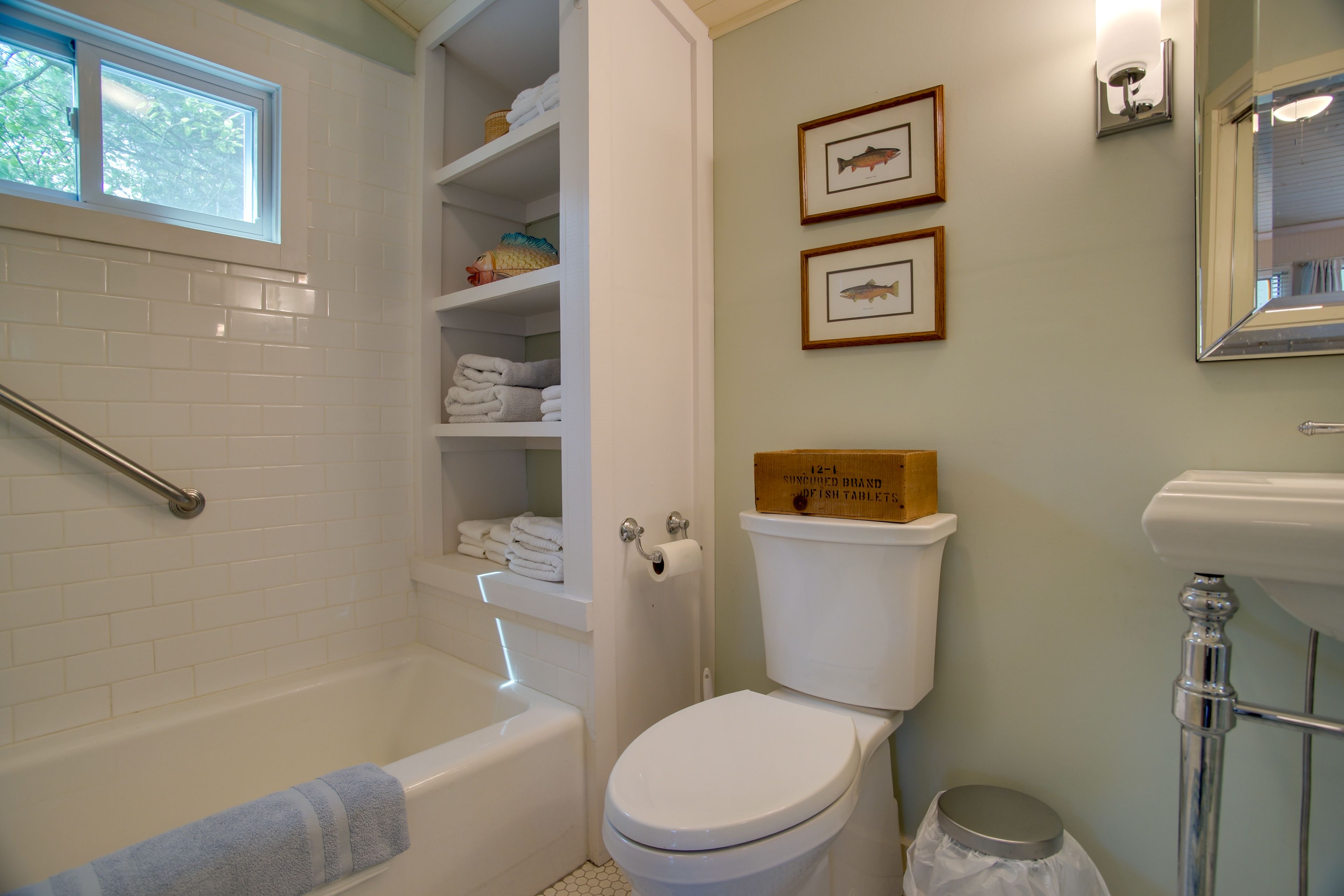 Full Bathroom | Complimentary Toiletries | Towels Provided