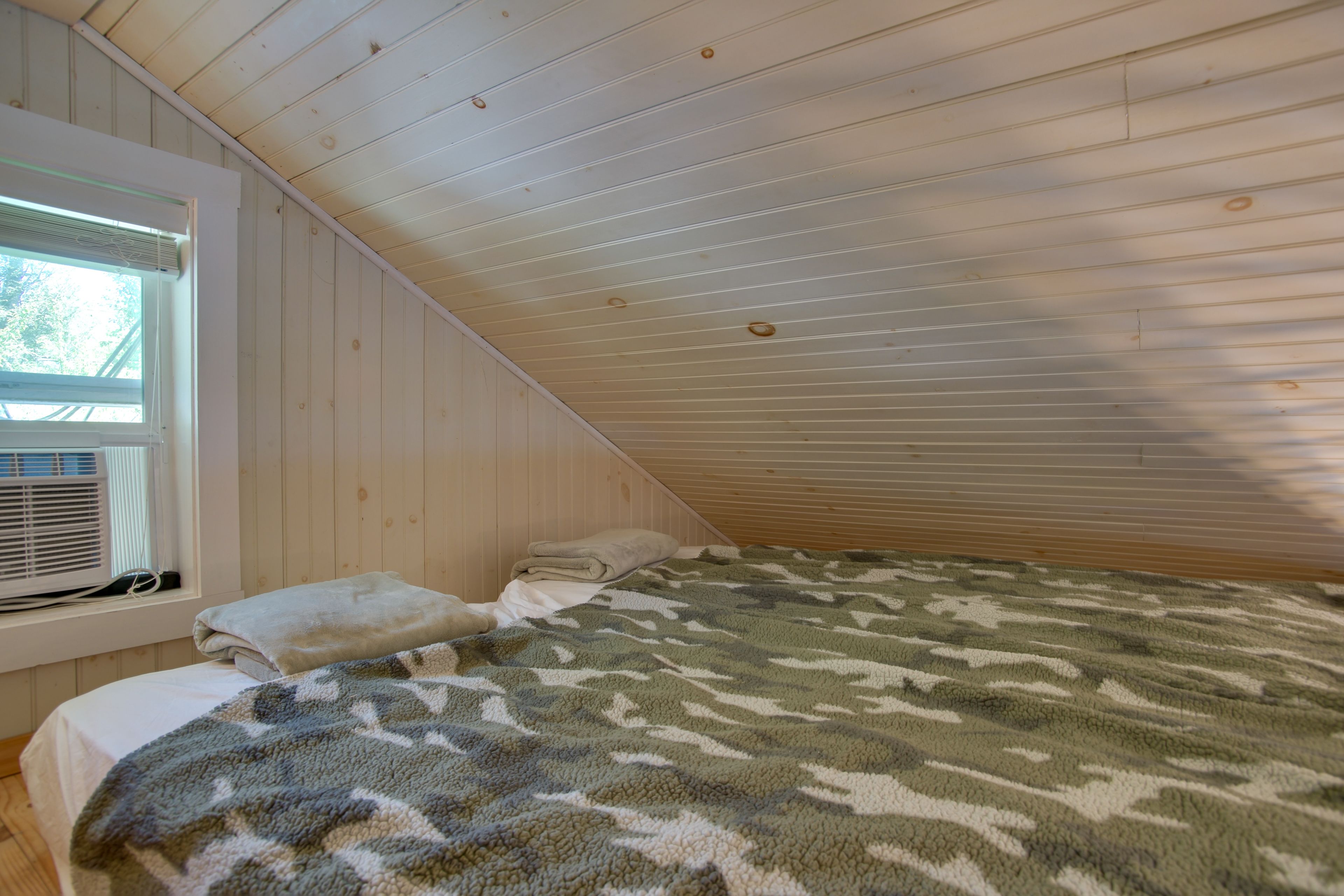 Loft | 2 Twin Beds | Ladder Required