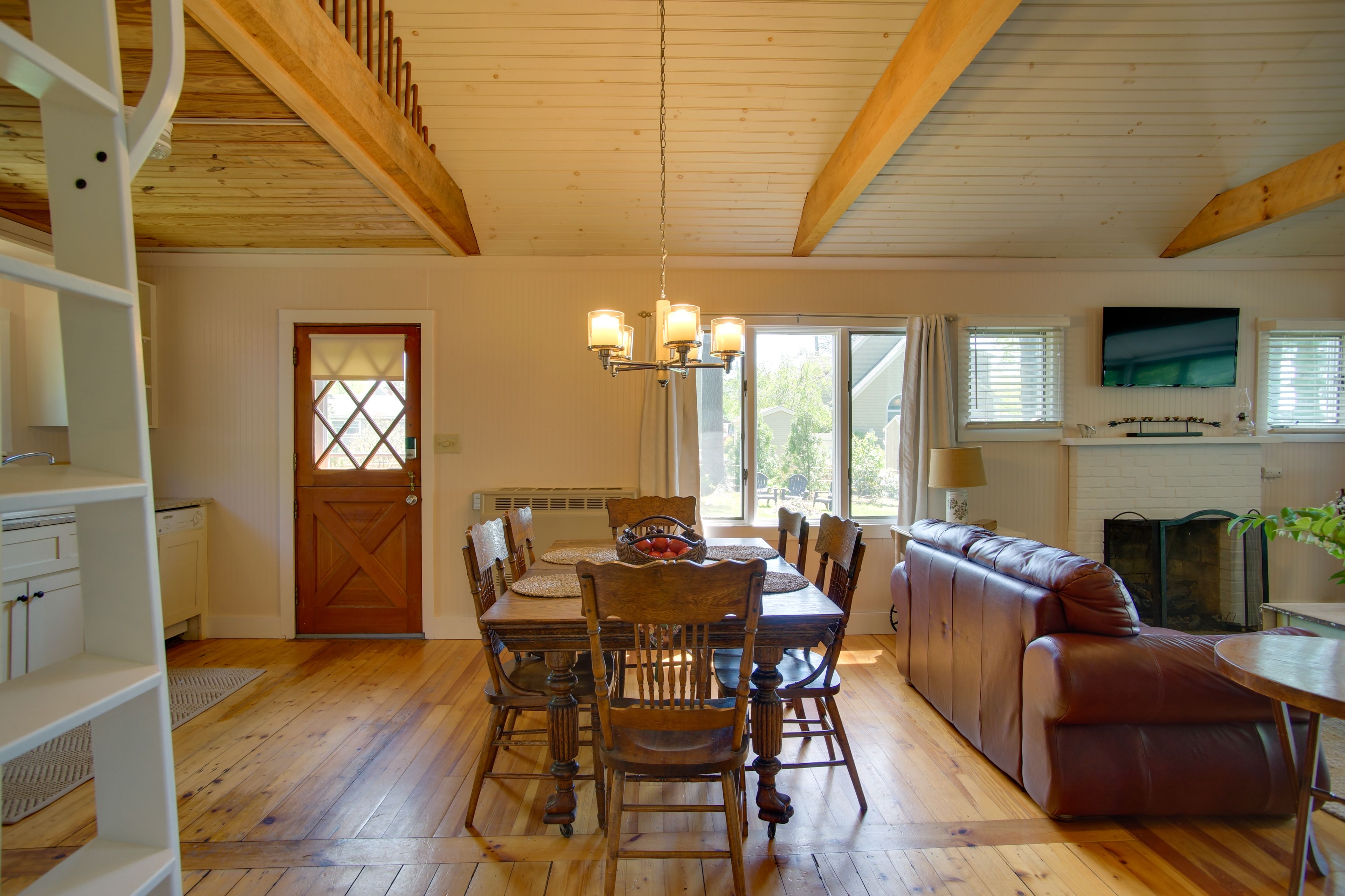 Dining Area | Dishware & Flatware Provided