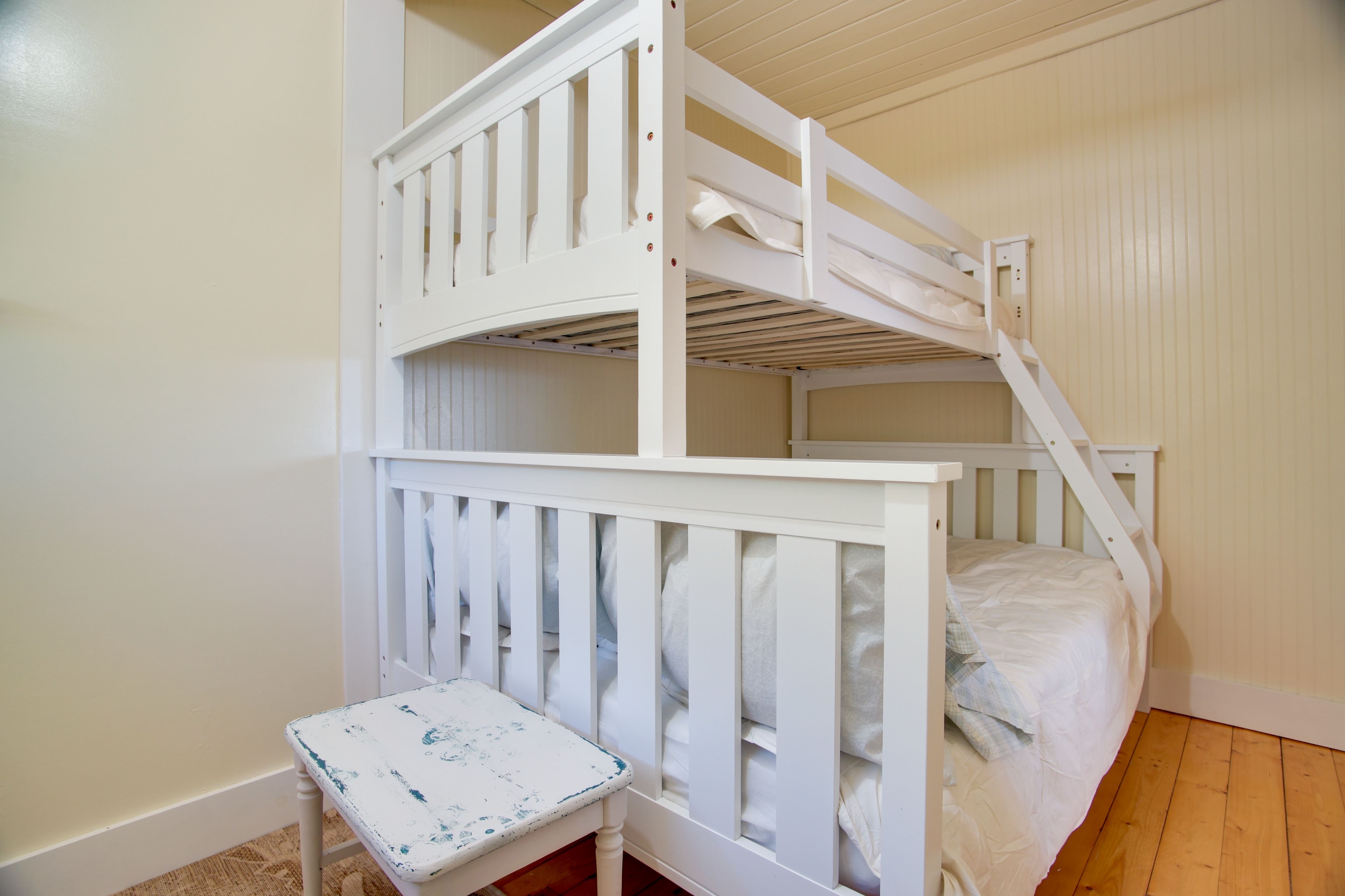 Bedroom | Twin/Full Bunk Bed