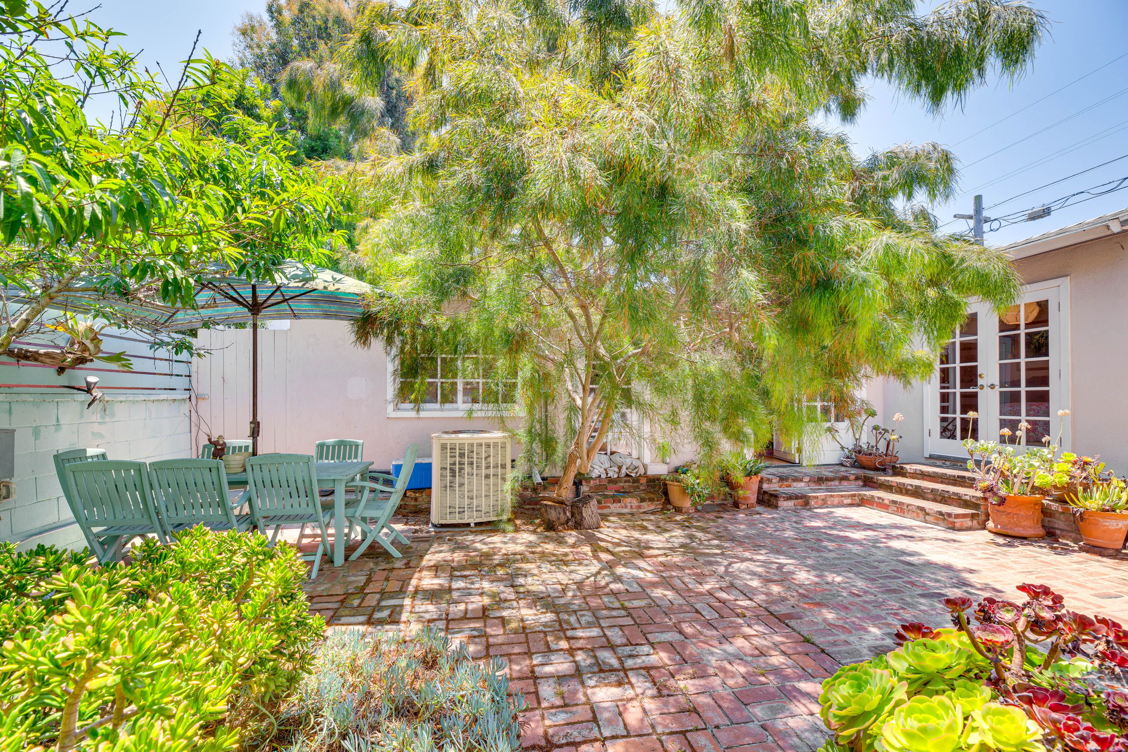 Garden Patio | Outdoor Dining w/ Umbrella