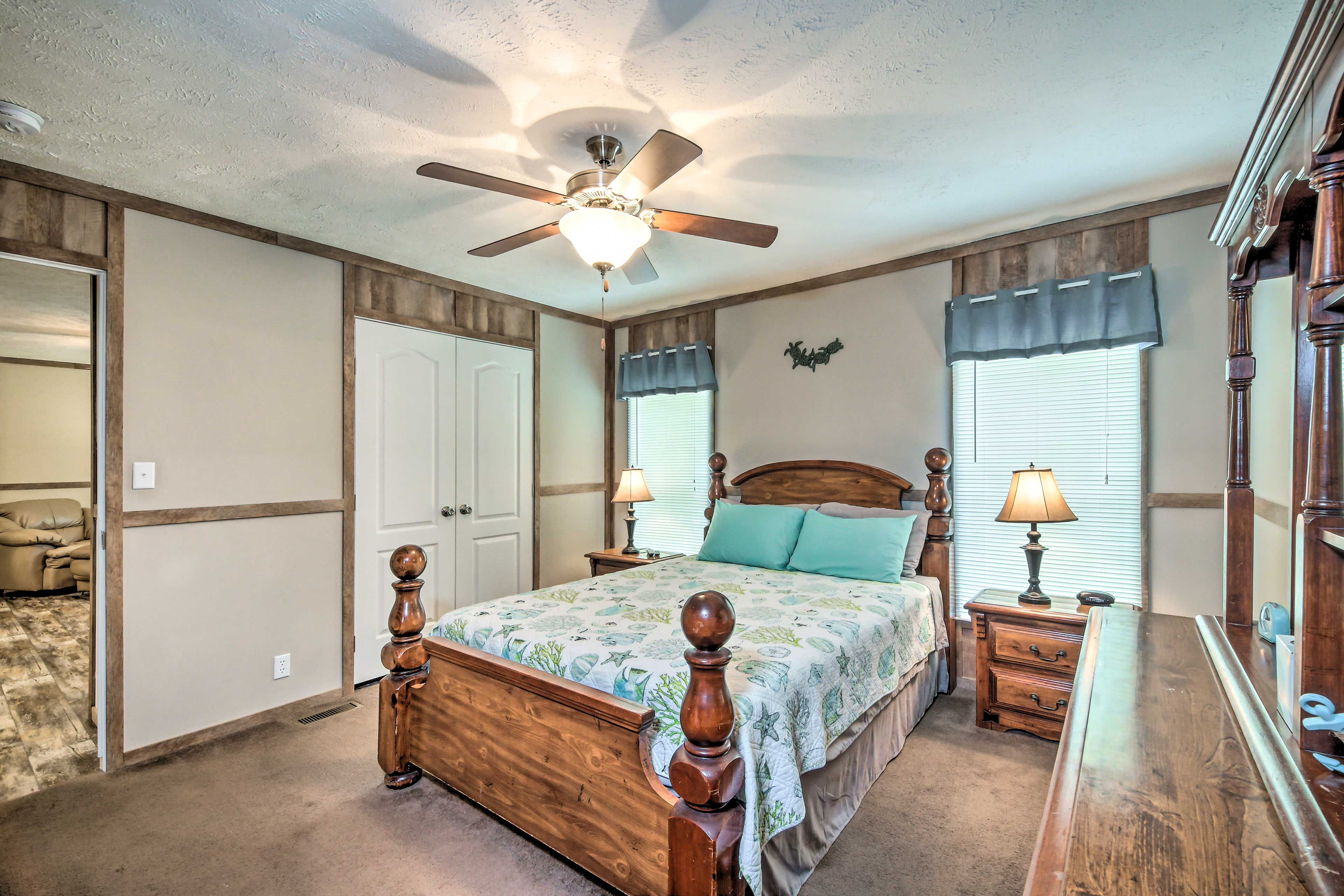 Bedroom 1 | Queen Bed