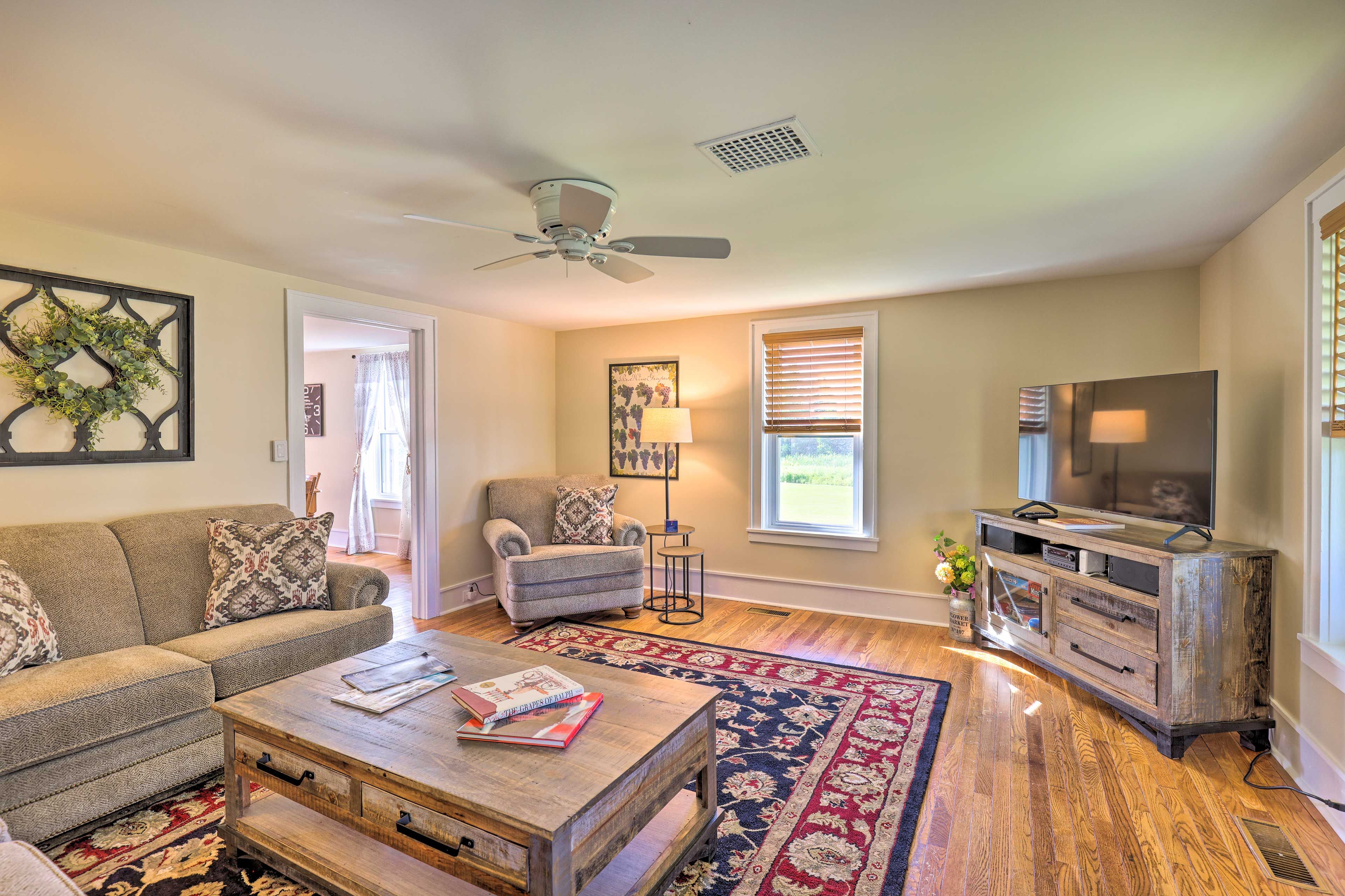 Living Room | 1st Floor | Smart TV | Free WiFi