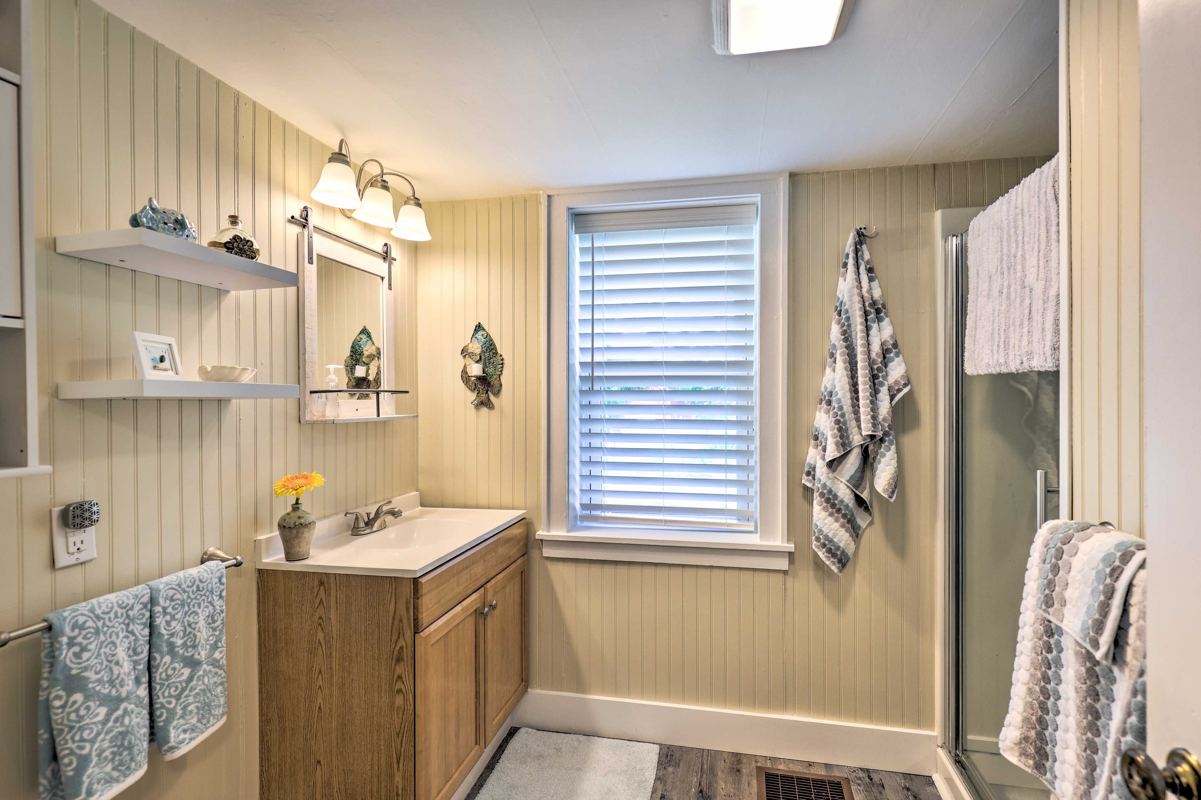 Full Bathroom | Towels Provided | Complimentary Toiletries