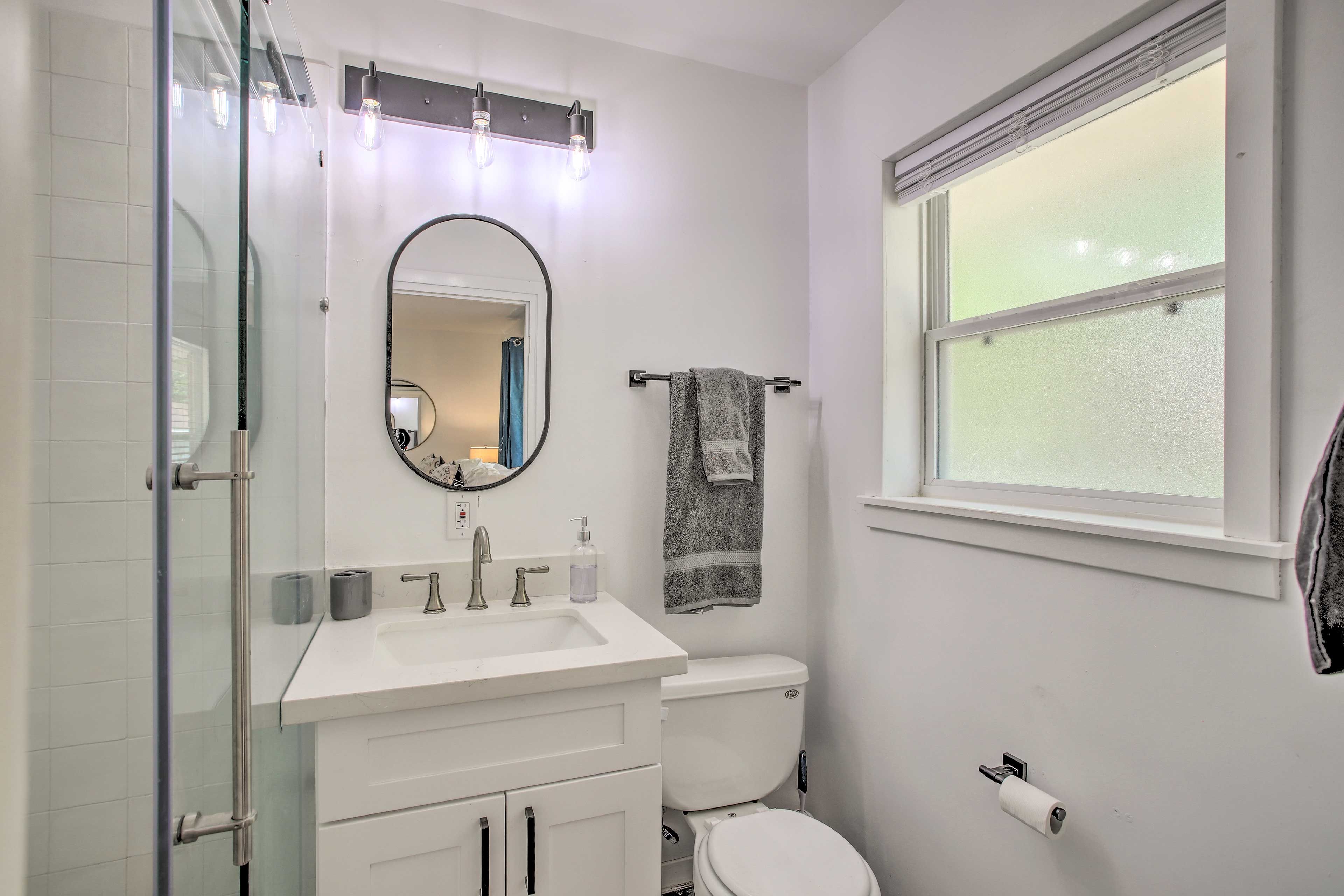 Full Bathroom | Towels Provided | Complimentary Toiletries