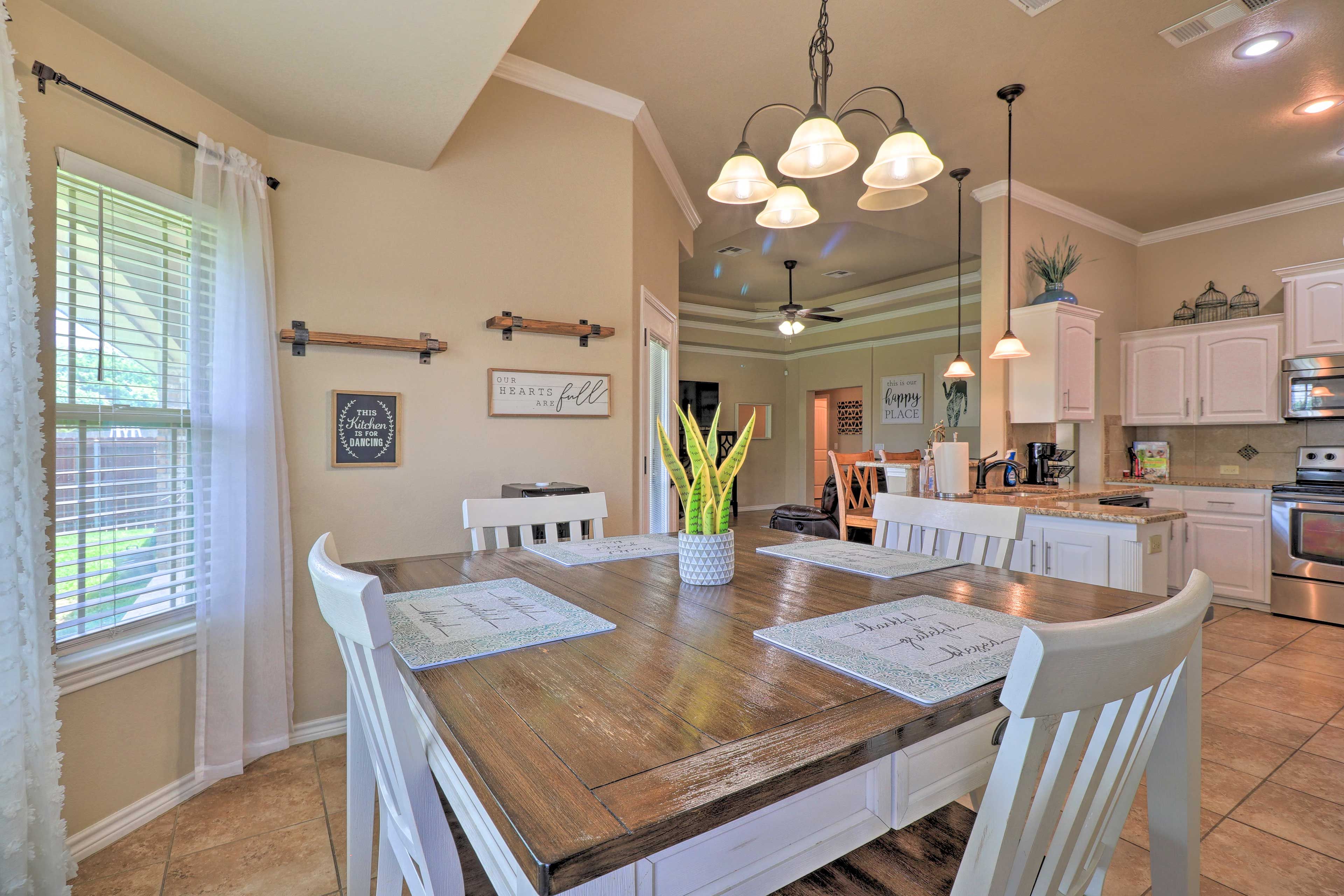 Dining Area | Dishware & Flatware Provided