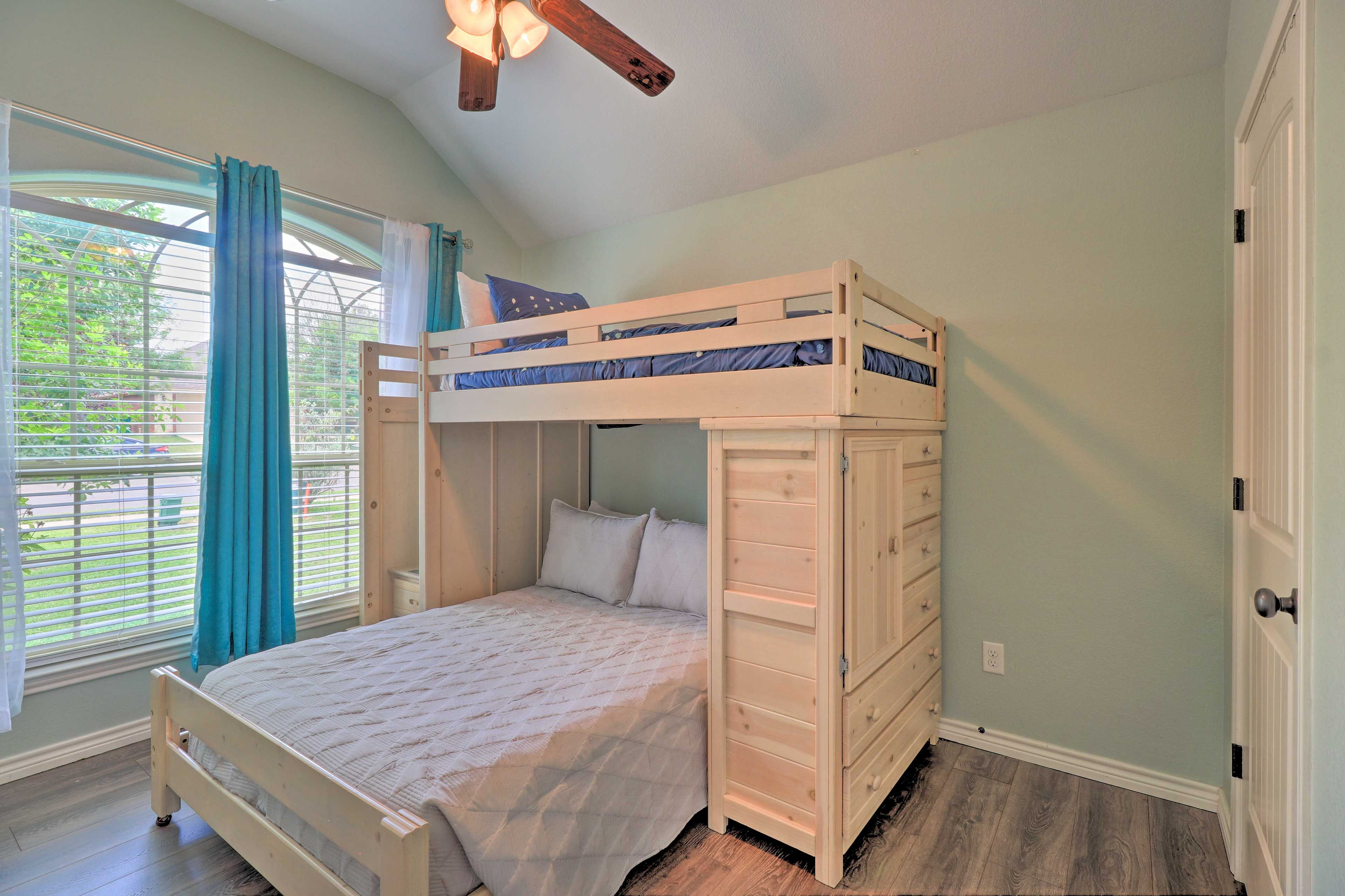 Bedroom 3 | Twin/Full Bunk Bed | Roku TV