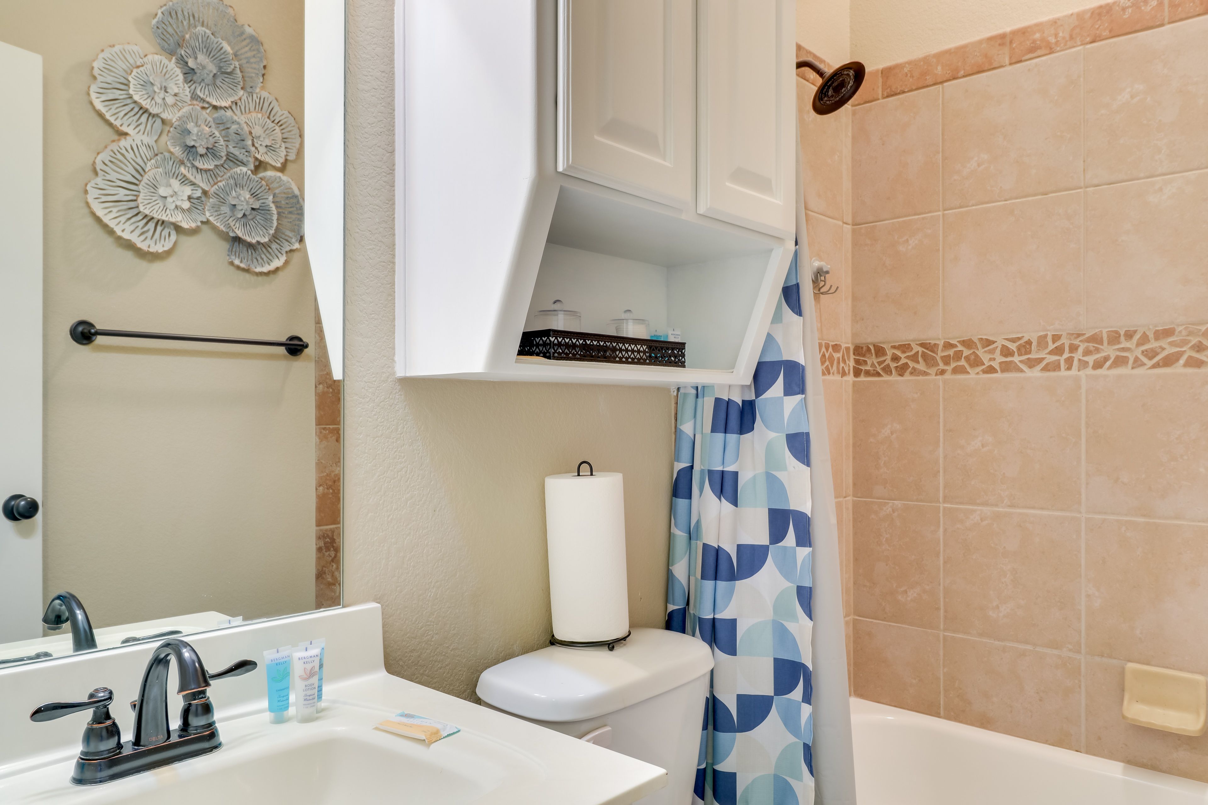 Full Bathroom | Towels Provided