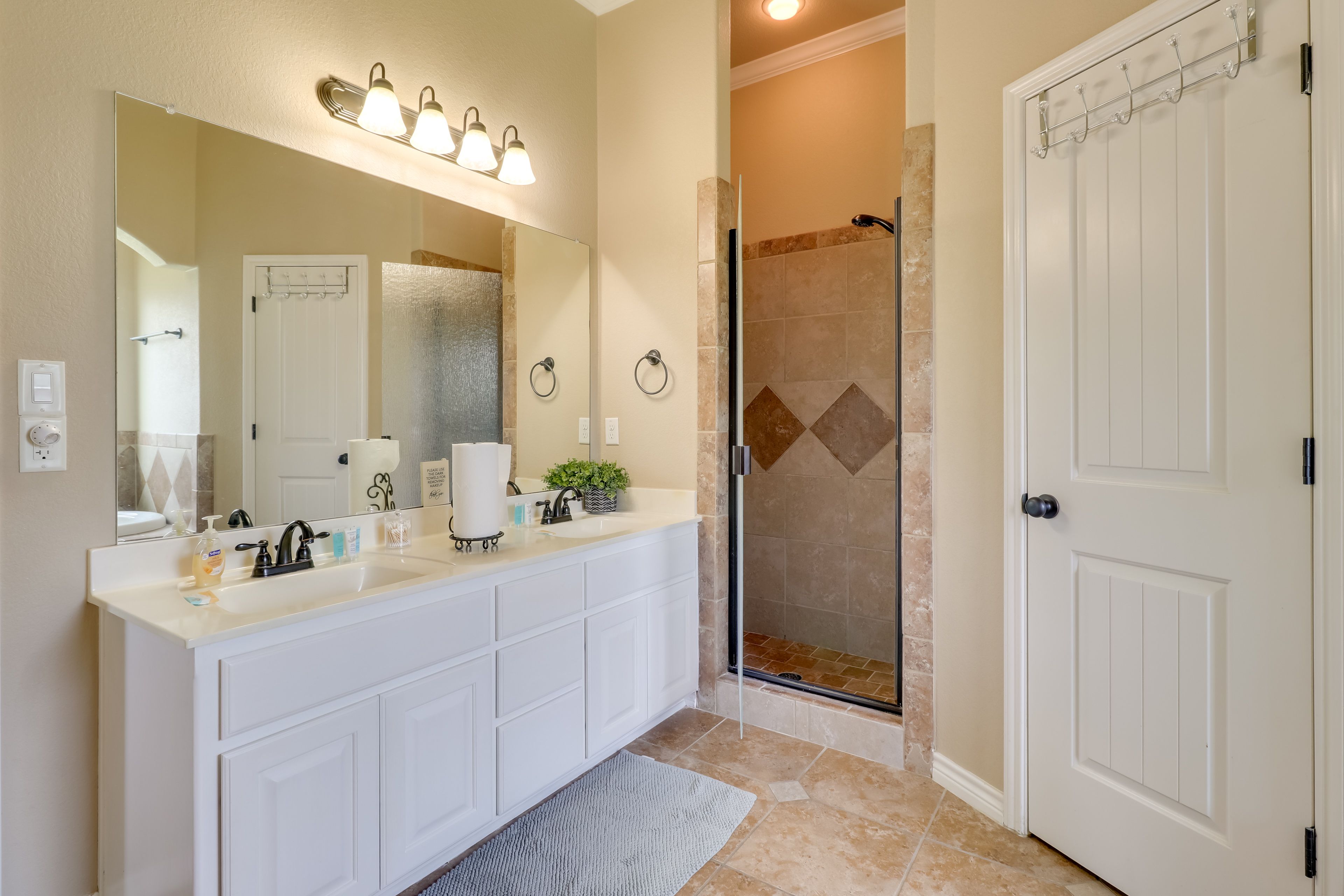En-Suite Bathroom | Complimentary Toiletries