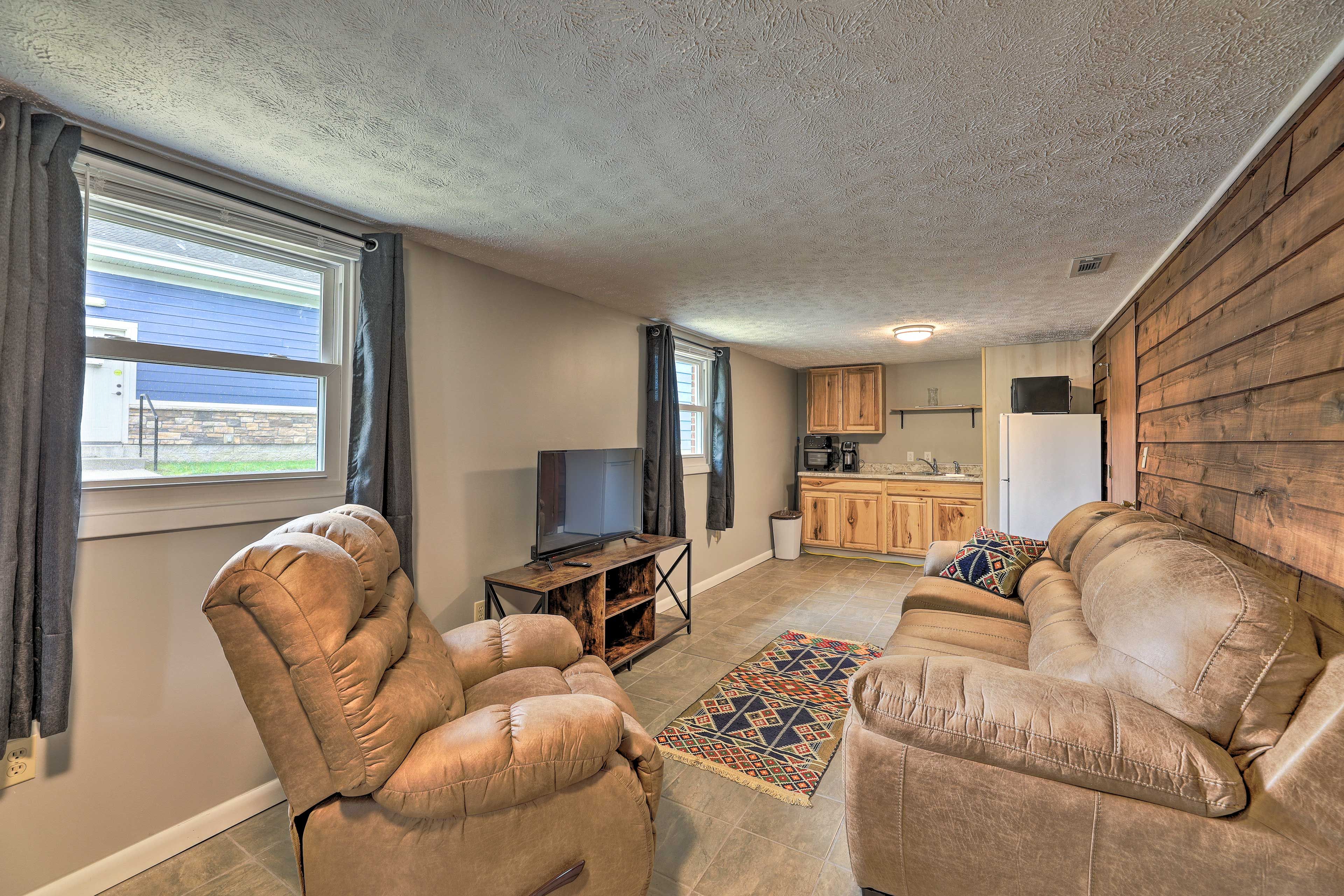 Living Room | Flat-Screen Cable TV | Central A/C & Heating