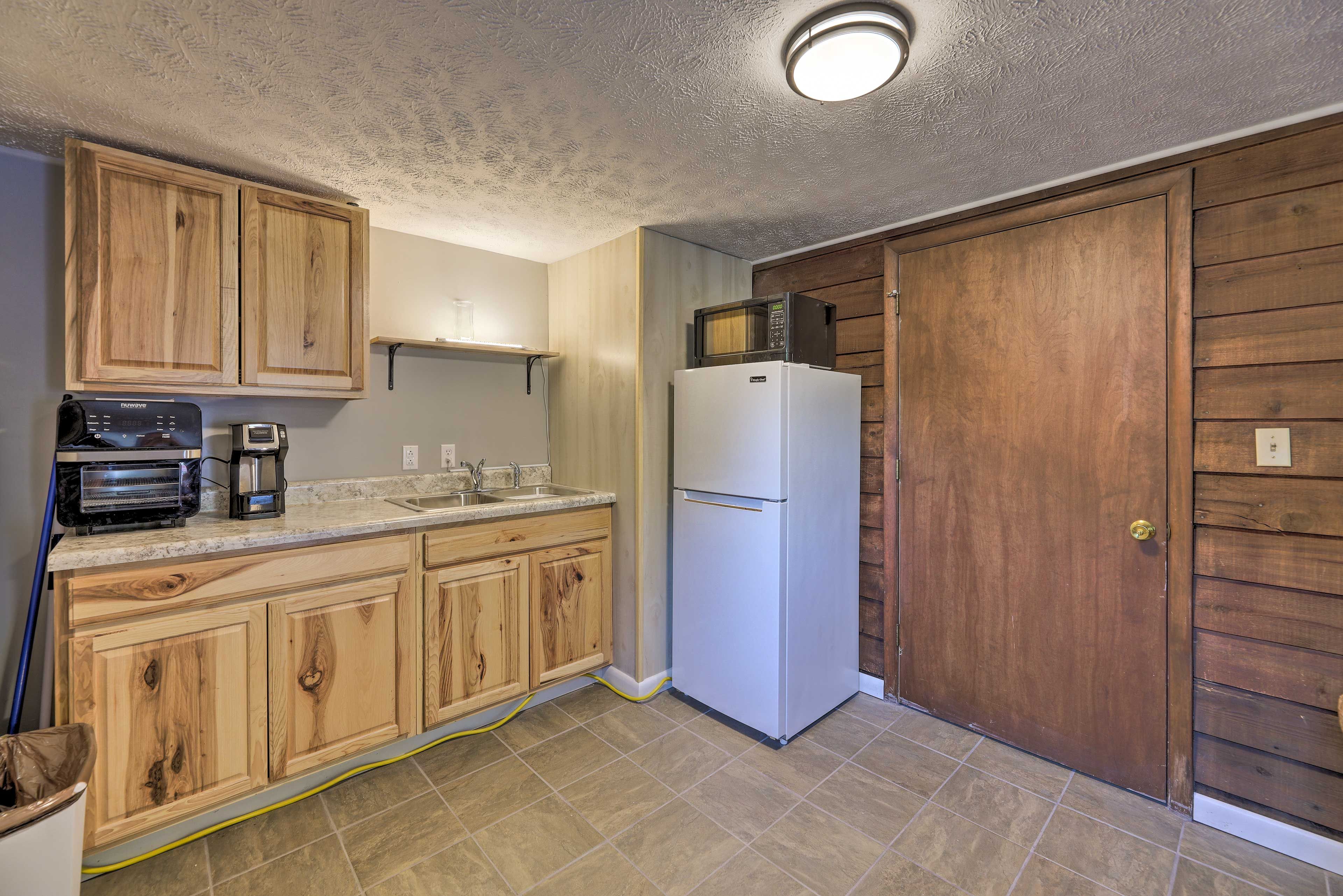 Kitchenette | 2-Burner Hot Plate | Toaster | Toaster Oven | Tea | Snacks