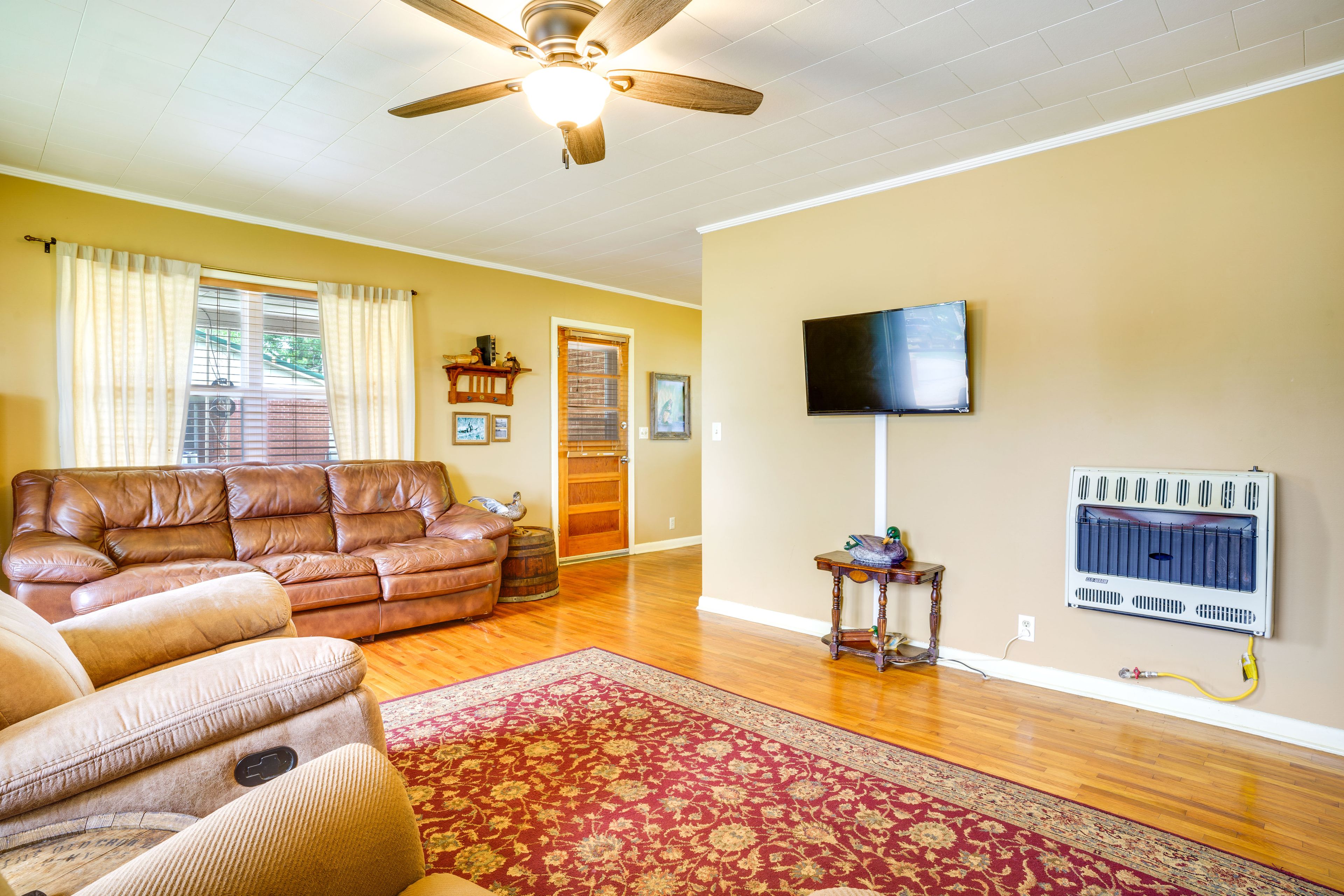 Living Room | Cable TV | Window A/C