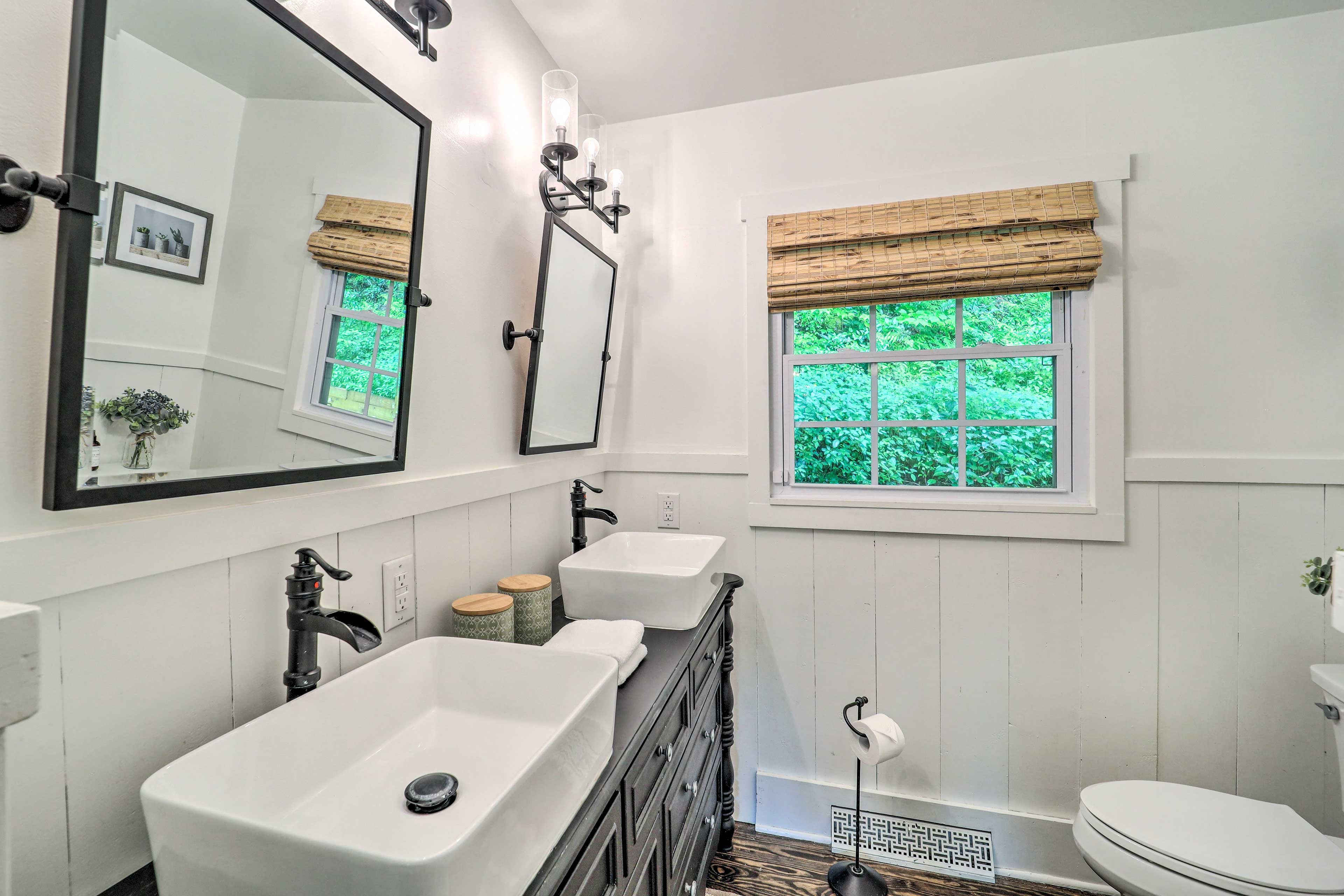 Full Bathroom | 1st Floor | Complimentary Toiletries