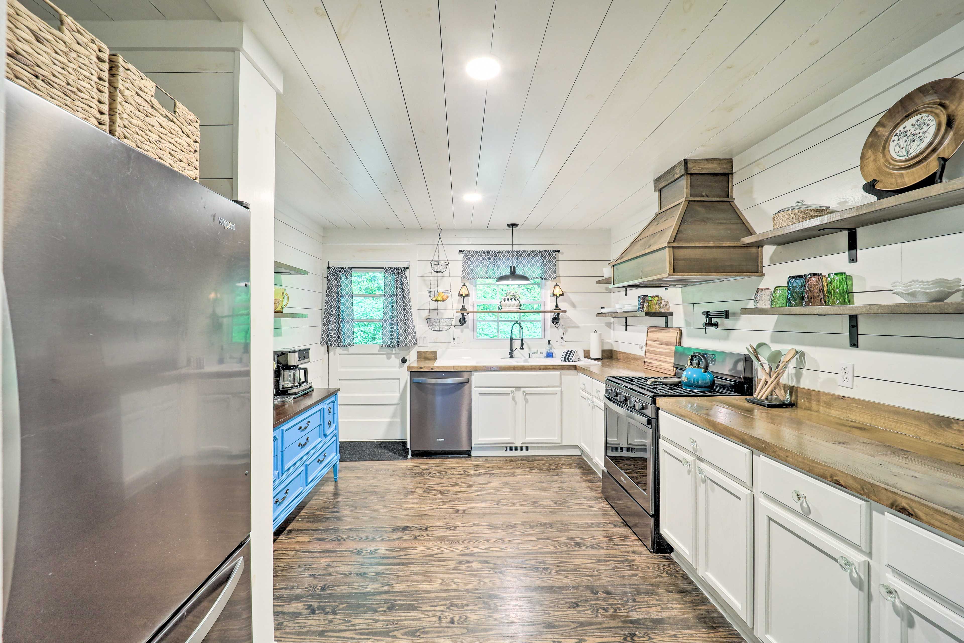 Kitchen | 1st Floor | Crockpot | Complimentary Spices