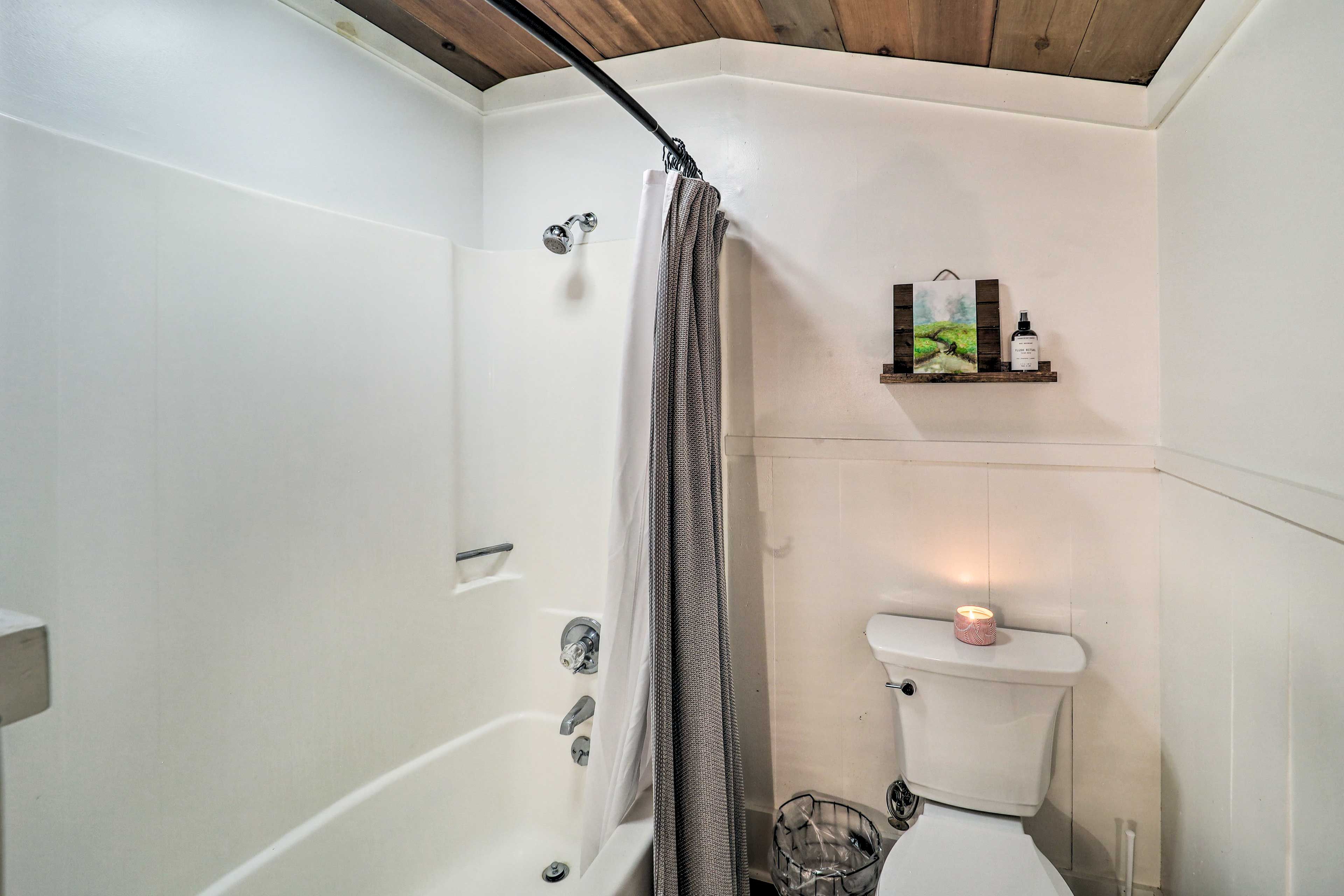 Full Bathroom | 2nd Floor | Towels Provided