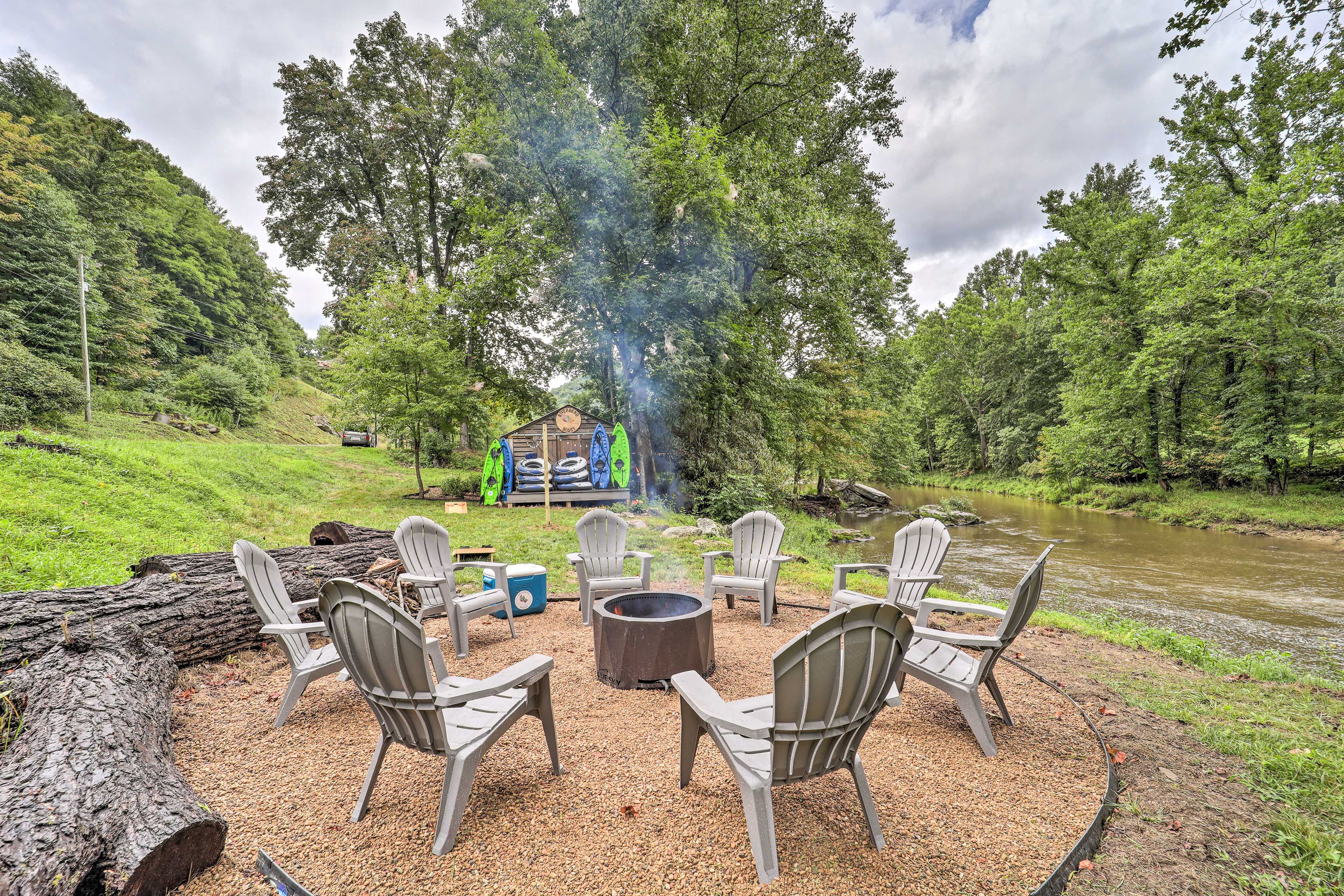 Outdoor Space | 6 Kayaks & 8 River Tubes | Picnic Table