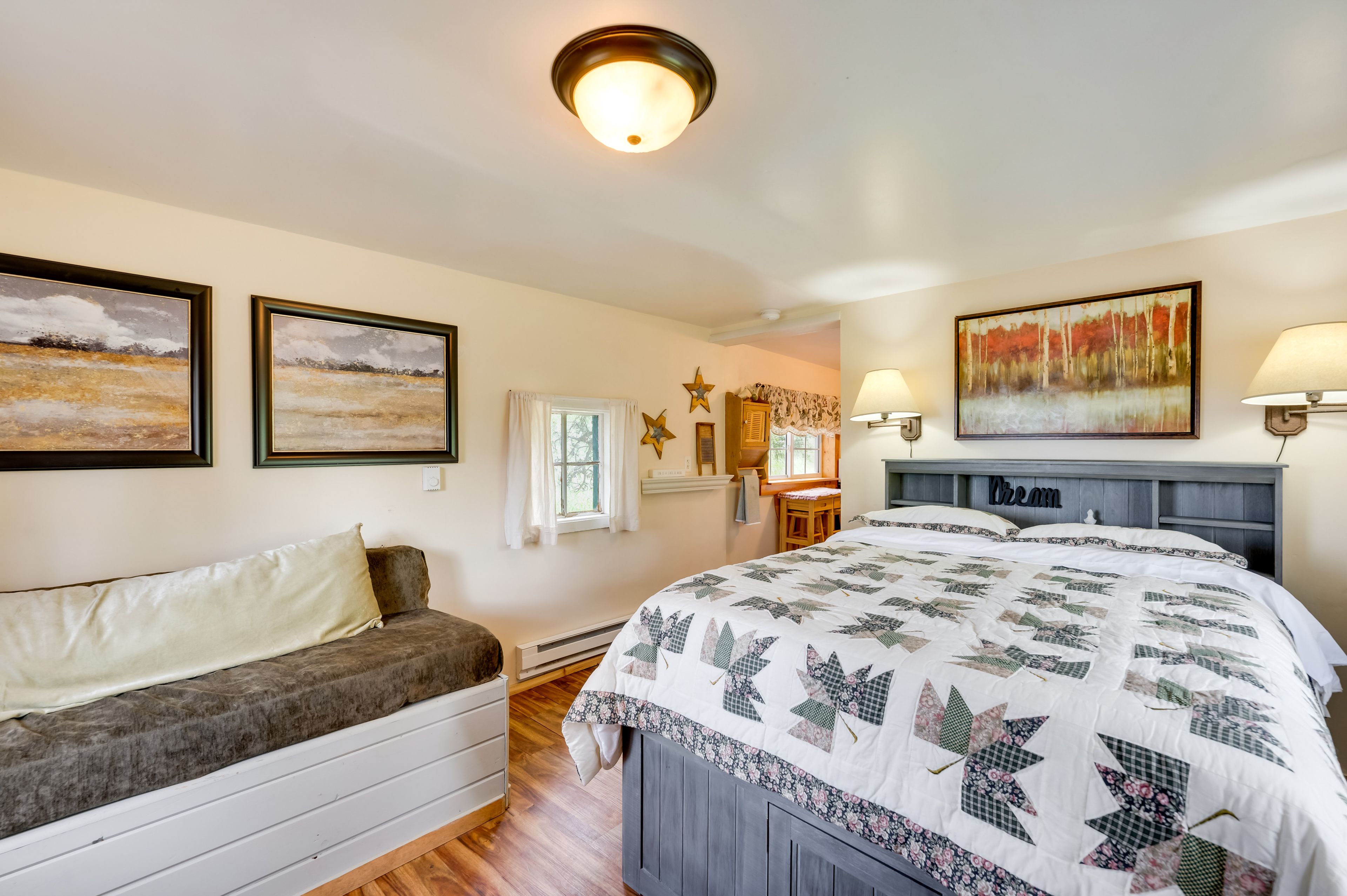 Studio | Queen Bed | Twin Daybed | Linens & Towels