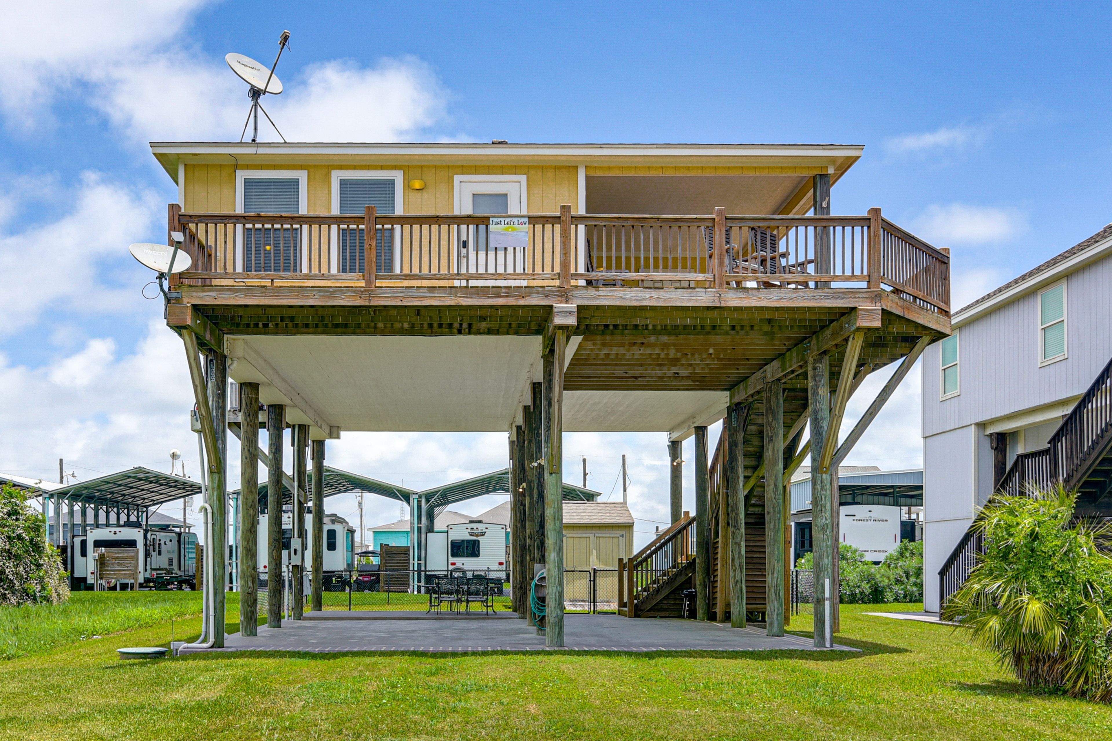 Exterior | Parking | Driveway (2 Vehicles)