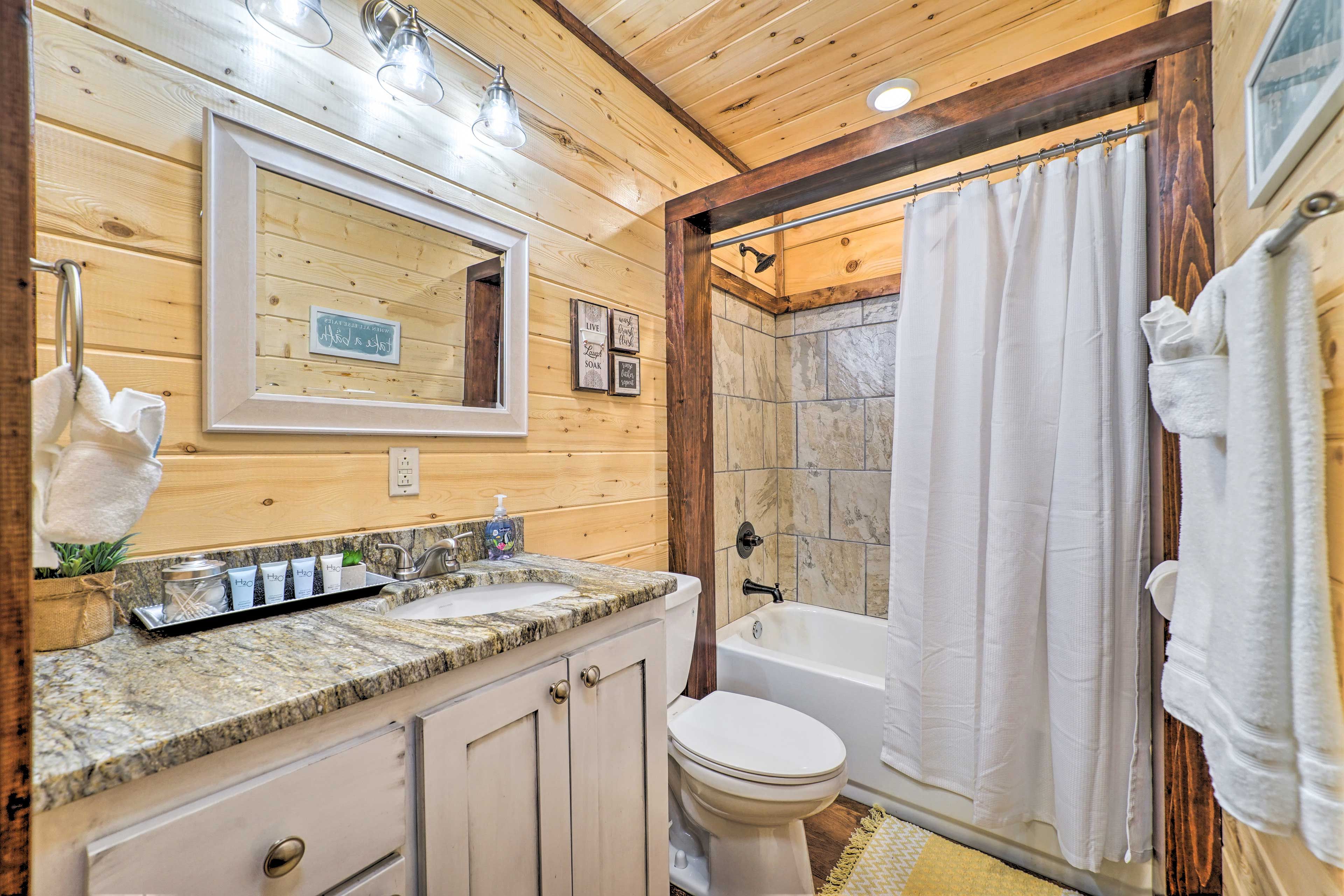 Full Bathroom | Complimentary Toiletries