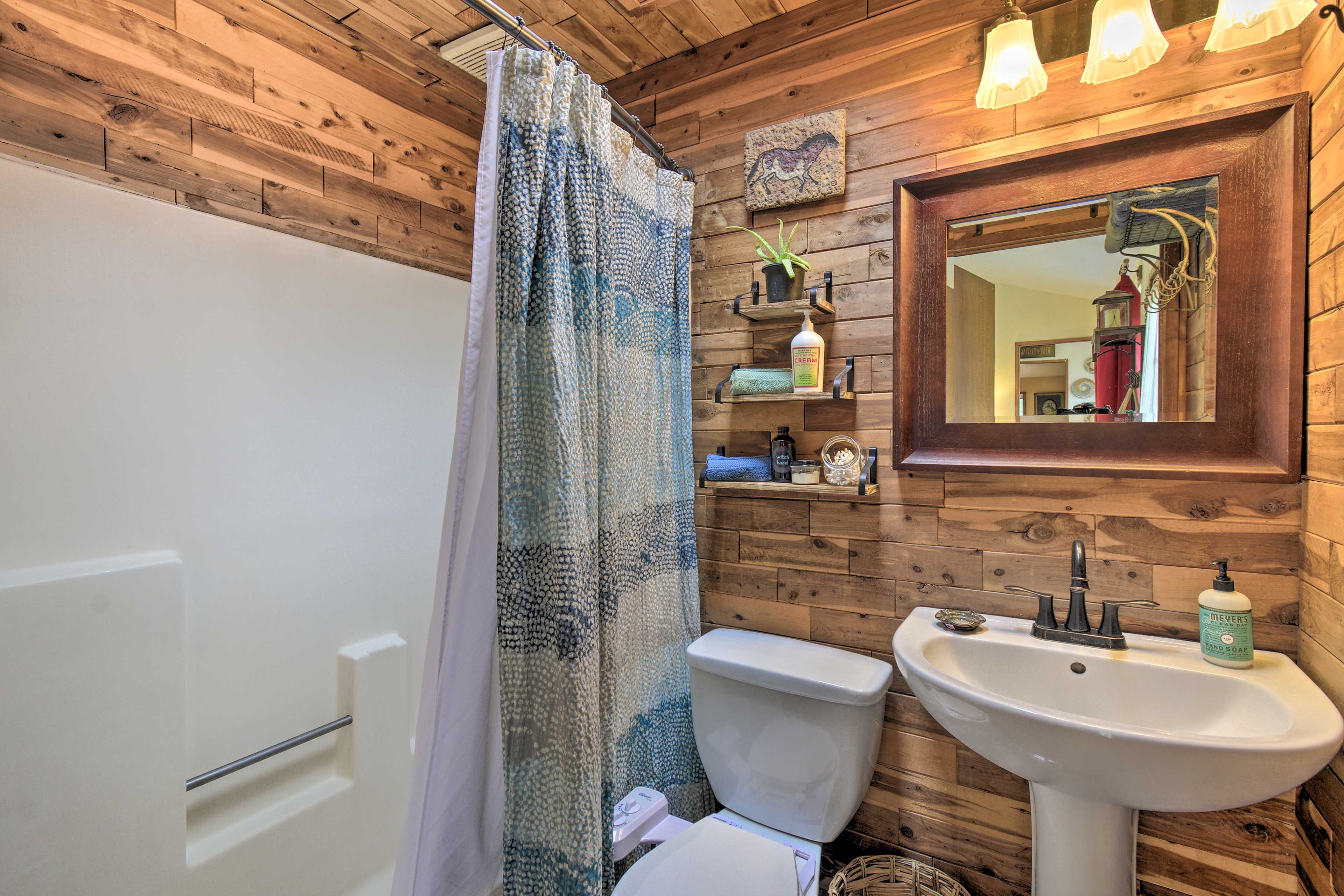 Full Bathroom | Complimentary Toiletries