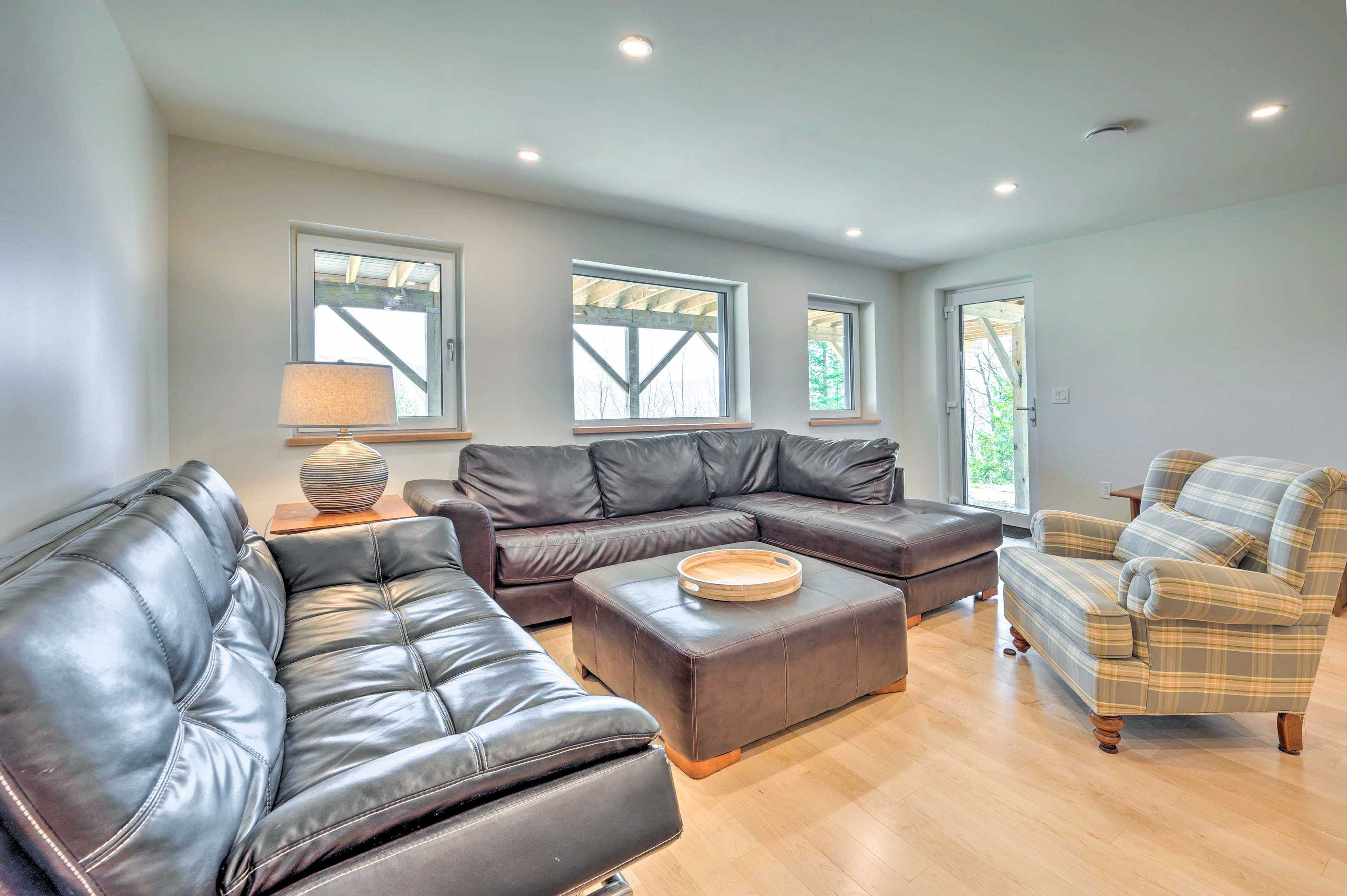 Living Room | Free WiFi | Turn + Tilt Windows