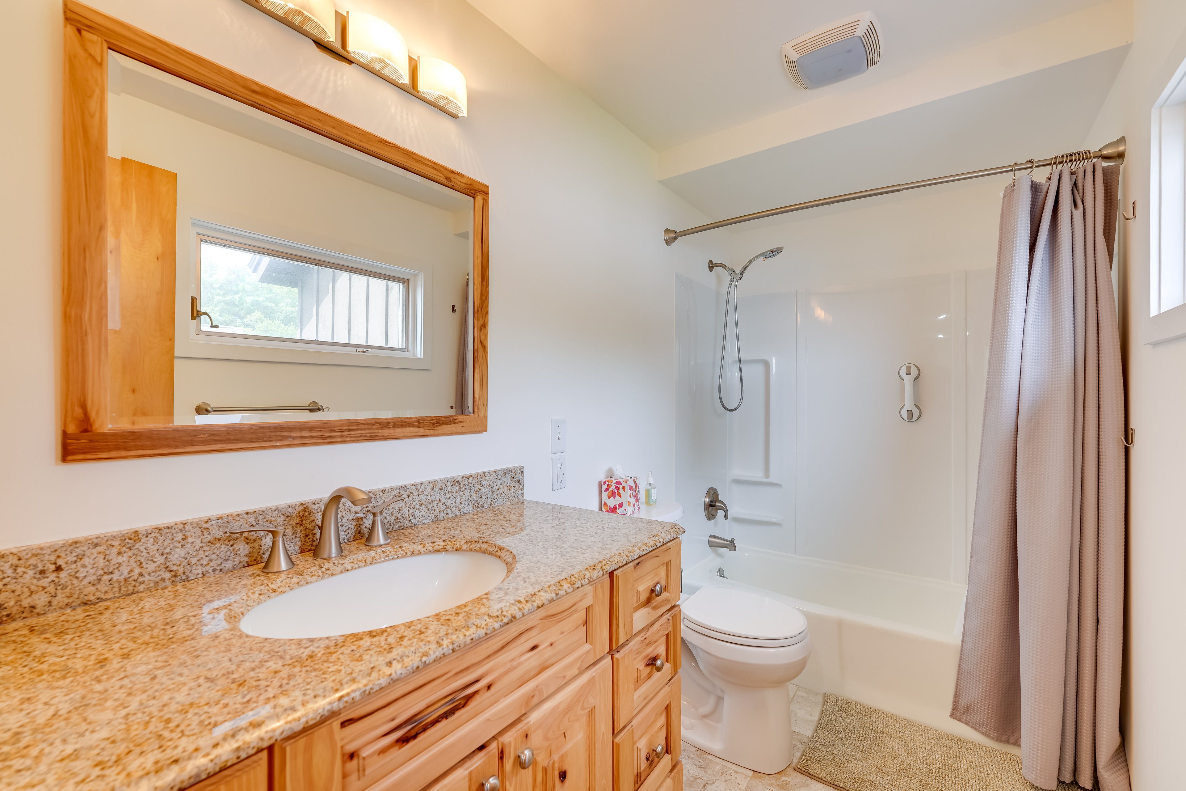 Full Bathroom | Complimentary Toiletries