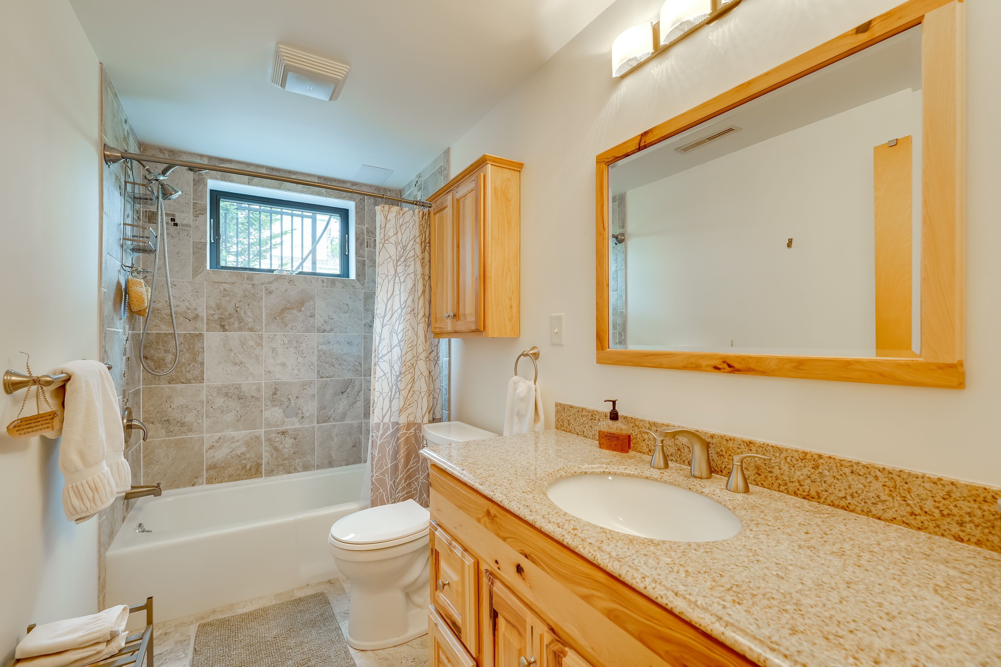 Full Bathroom | Complimentary Toiletries | Towels Provided