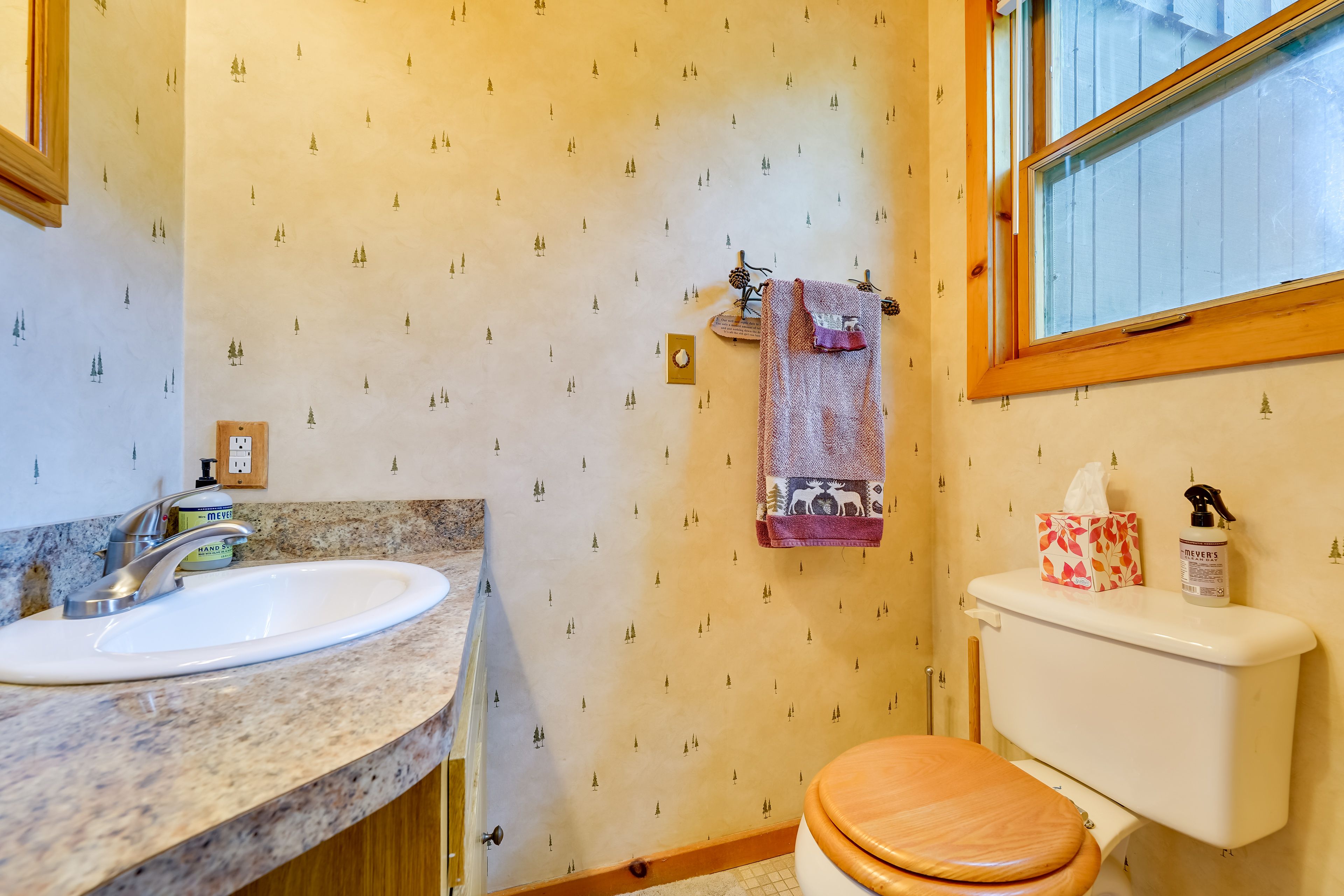Half Bathroom | Towels Provided