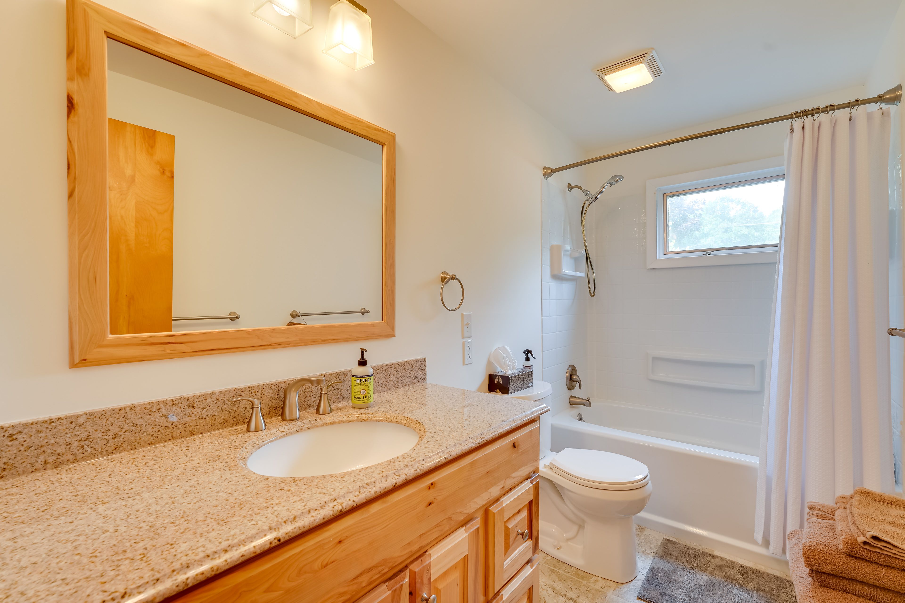 Full Bathroom | Complimentary Toiletries