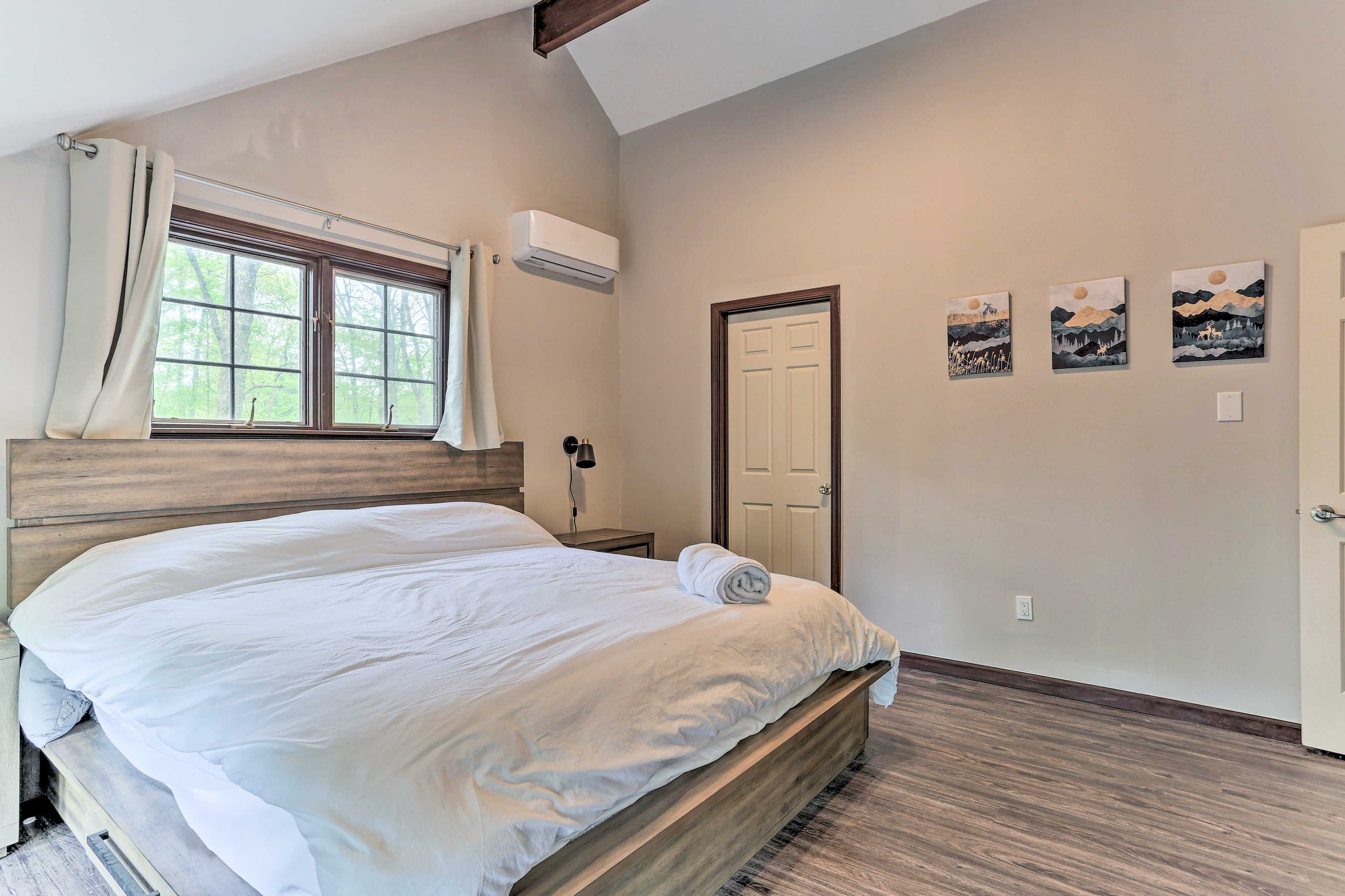 Bedroom 1 | Upper Level | King Bed | Linens Provided