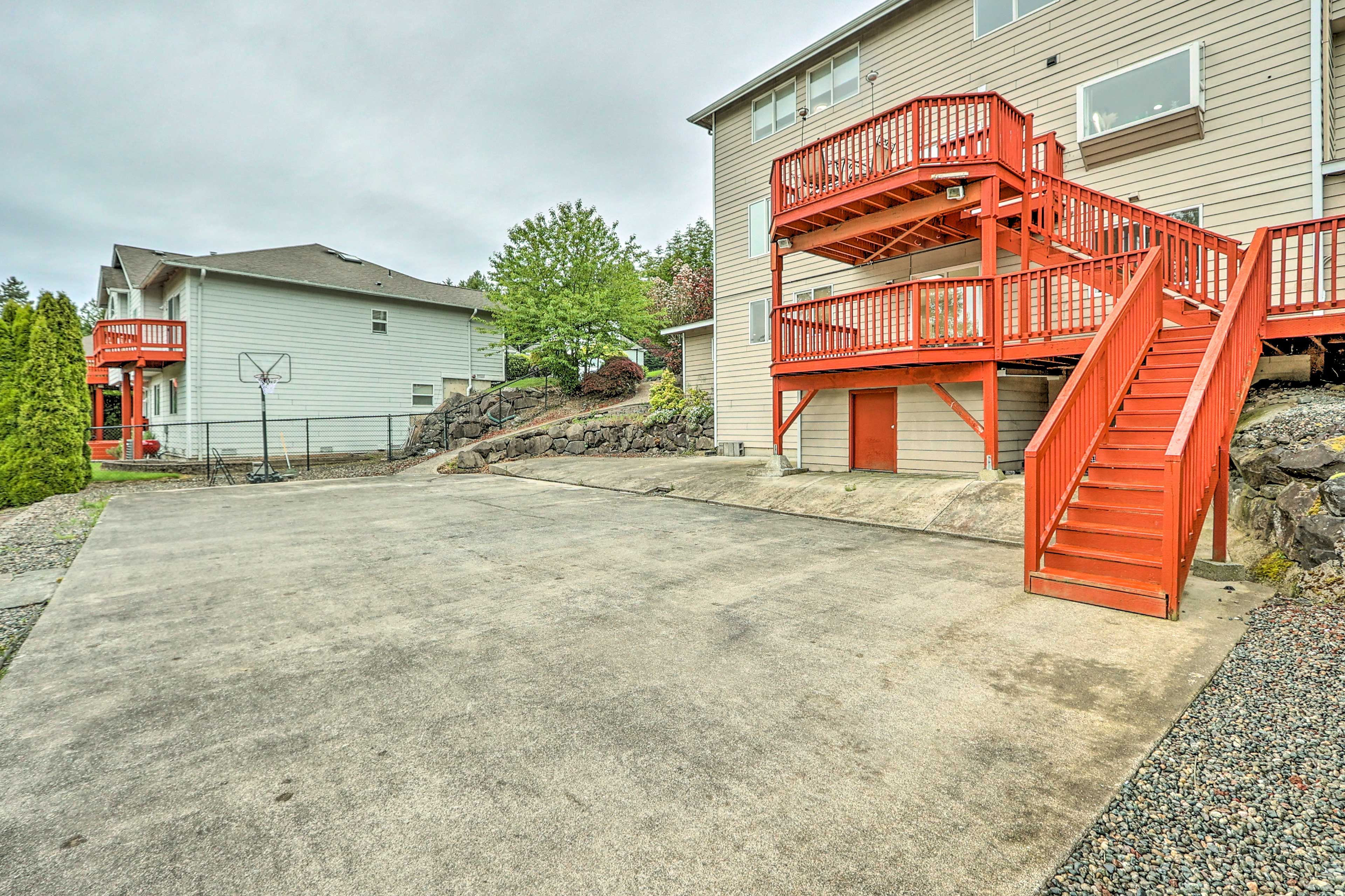 Property Exterior | Basketball Court