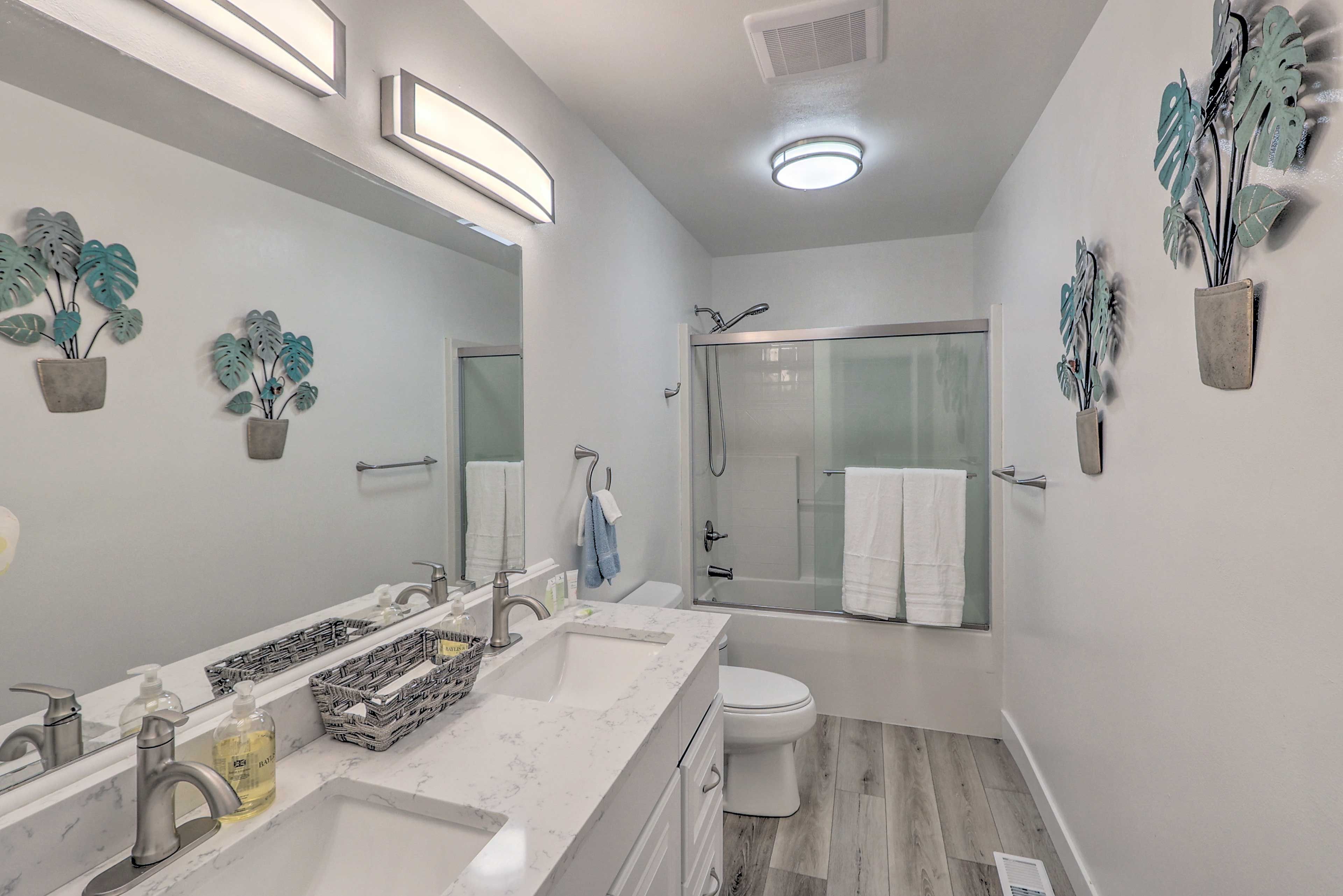 Full Bathroom | 2nd Floor | Complimentary Toiletries