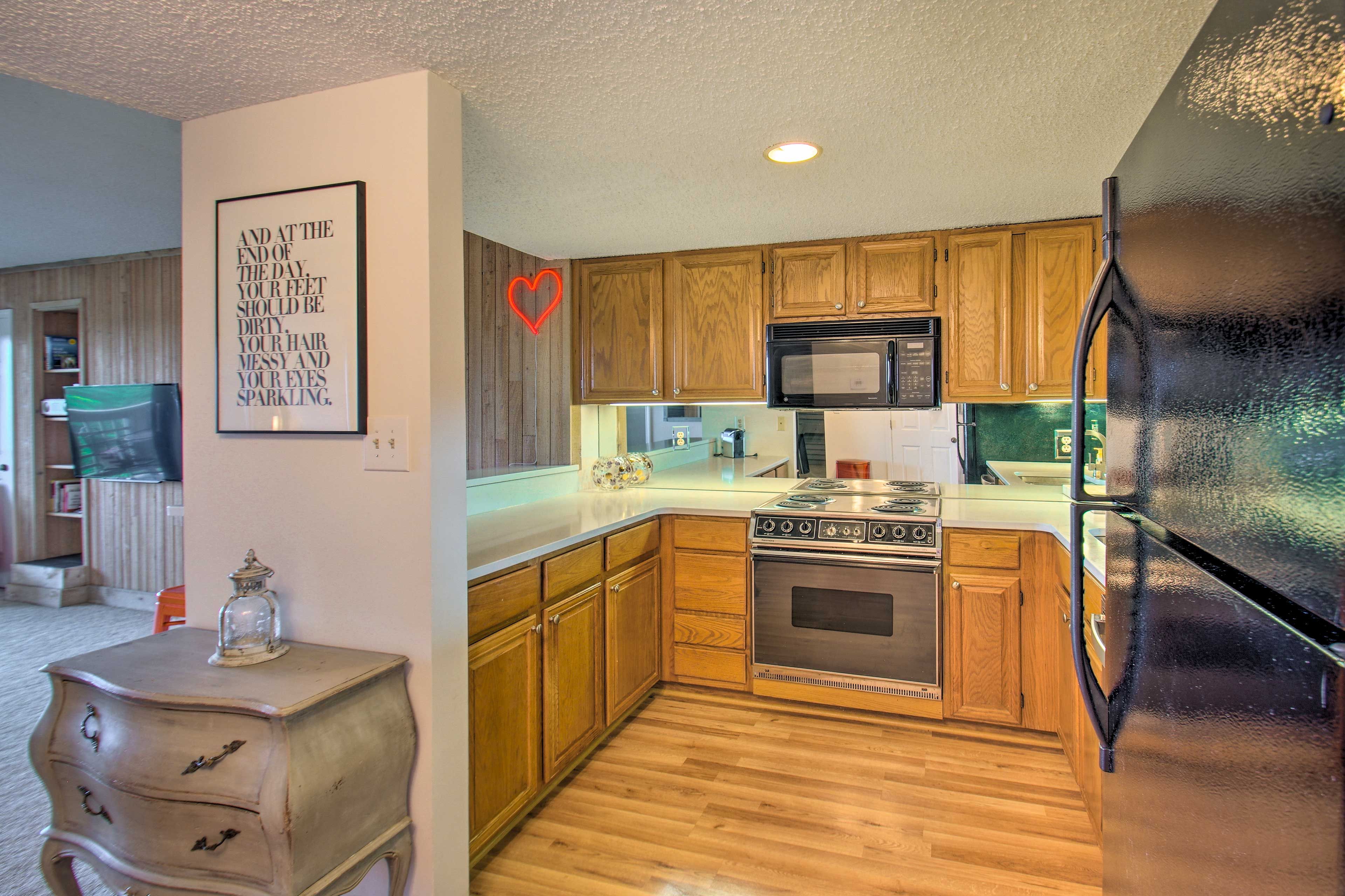 Kitchen | Fully Equipped | Coffee Maker | Toaster | Dishware/Flatware