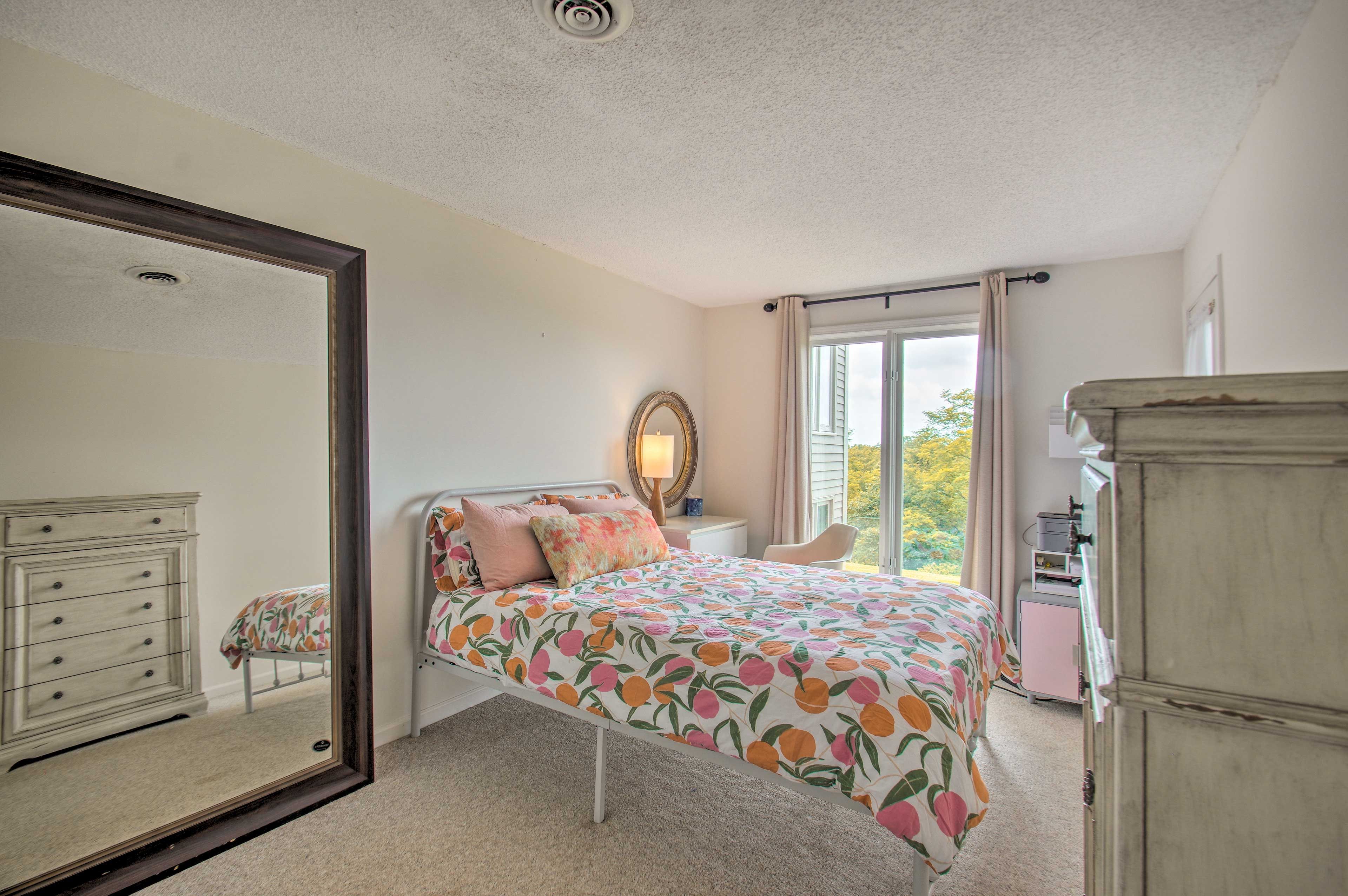 Bedroom | Queen Bed | Linens Provided | En-Suite Bathroom