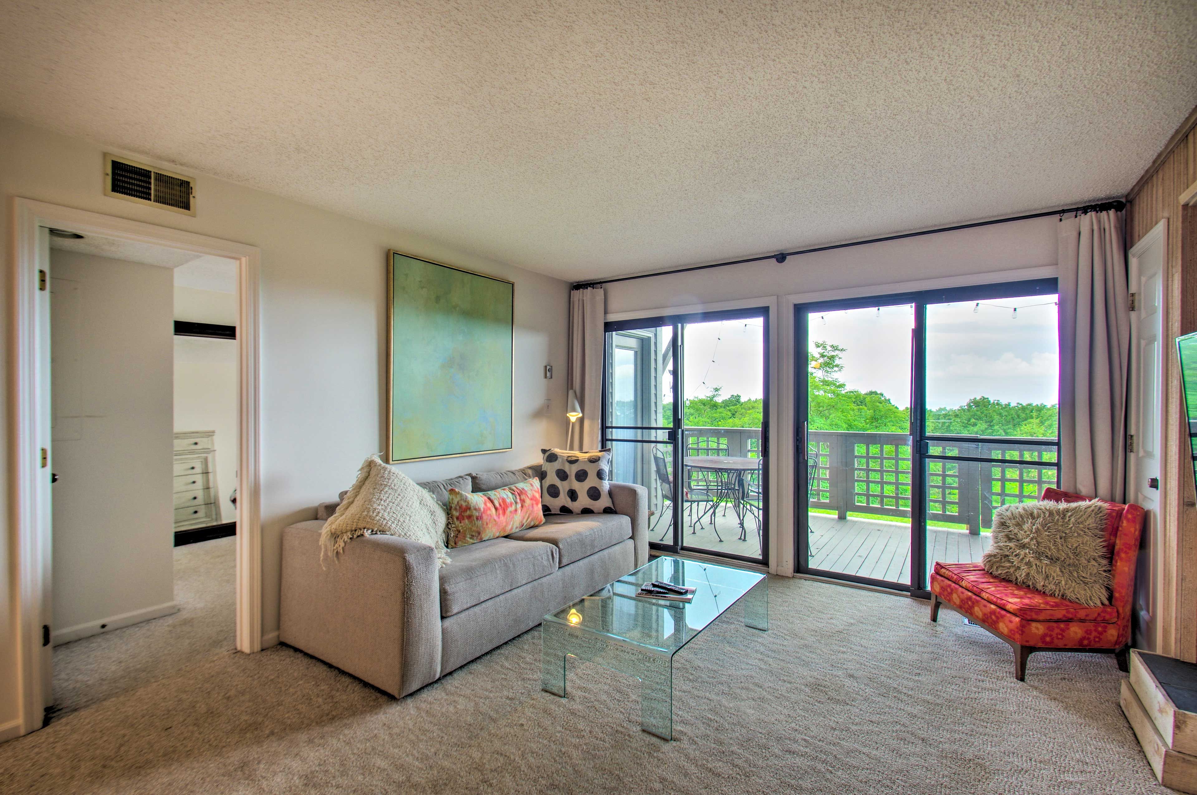 Living Room | Queen Sleeper Sofa | Free WiFi | Smart TV | Wood-Burning Fireplace
