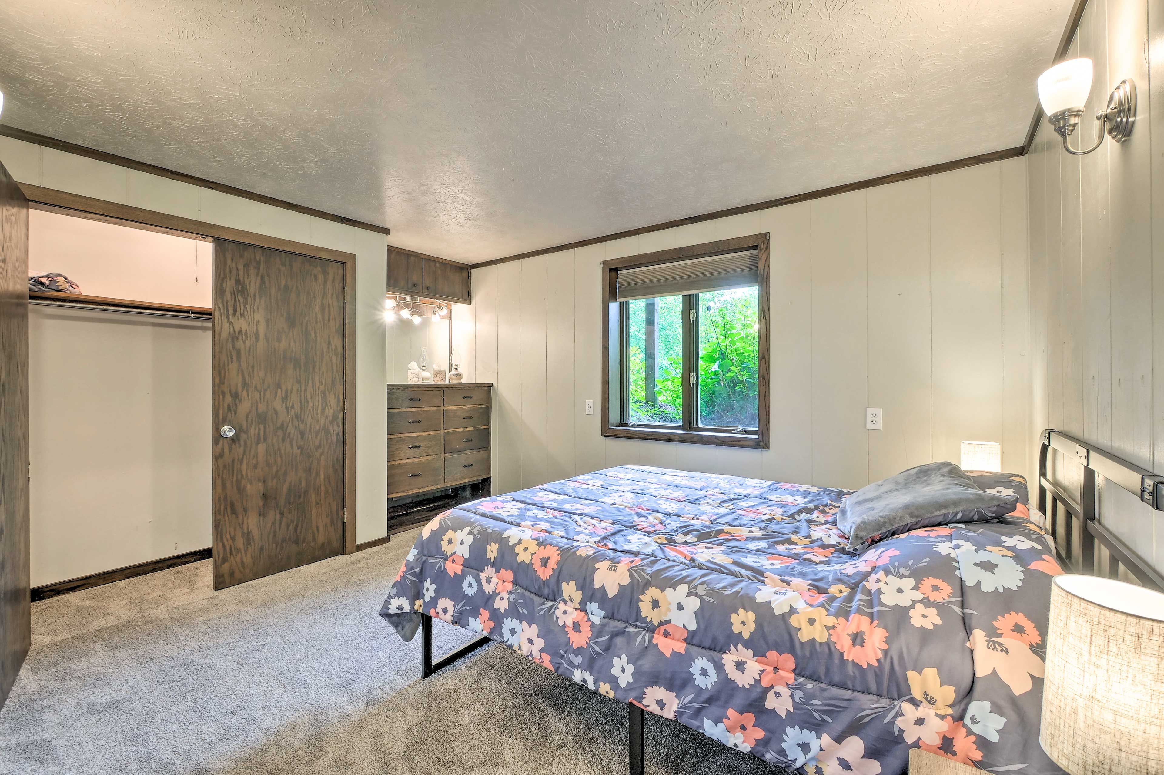 Bedroom 2 | Queen Bed