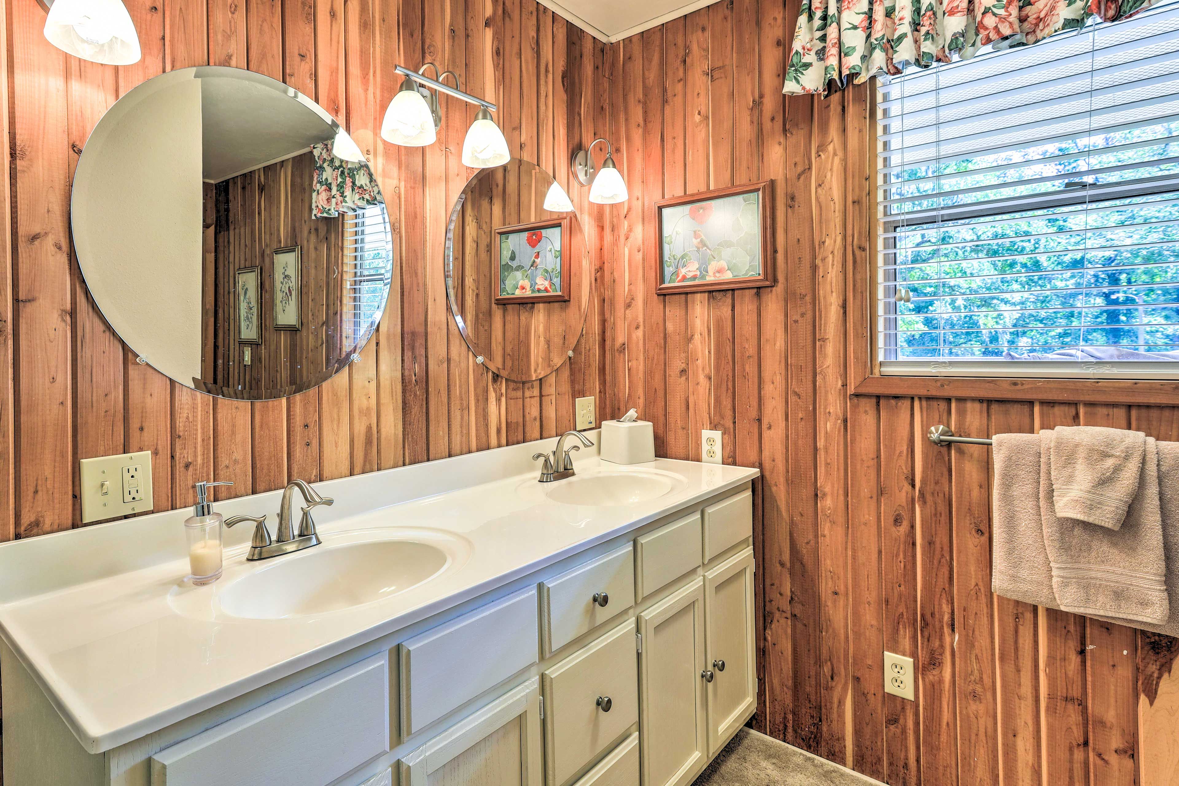 En-Suite Bathroom | Linens & Towels Provided
