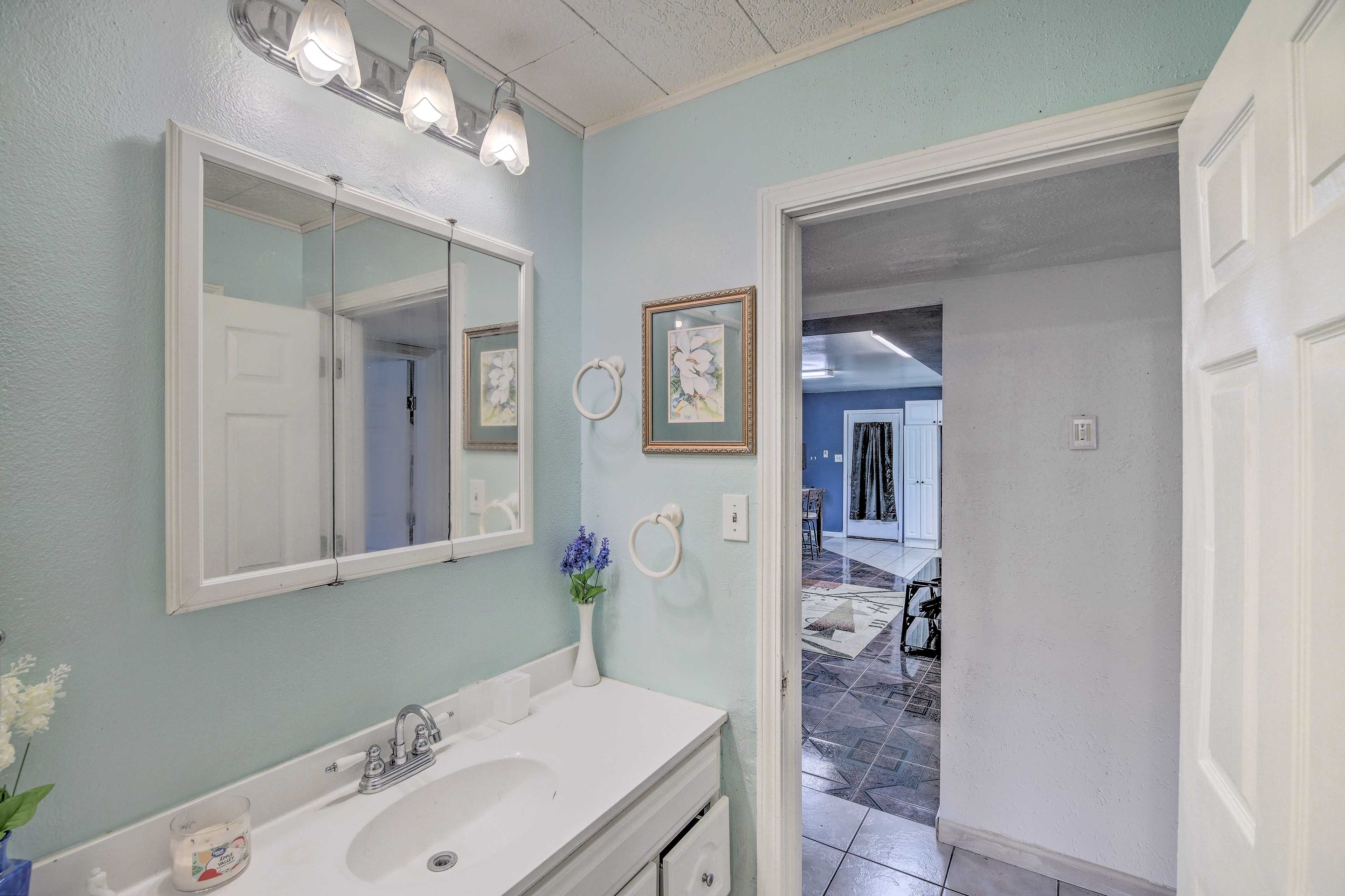 Full Bathroom | Complimentary Toiletries | Towels Provided