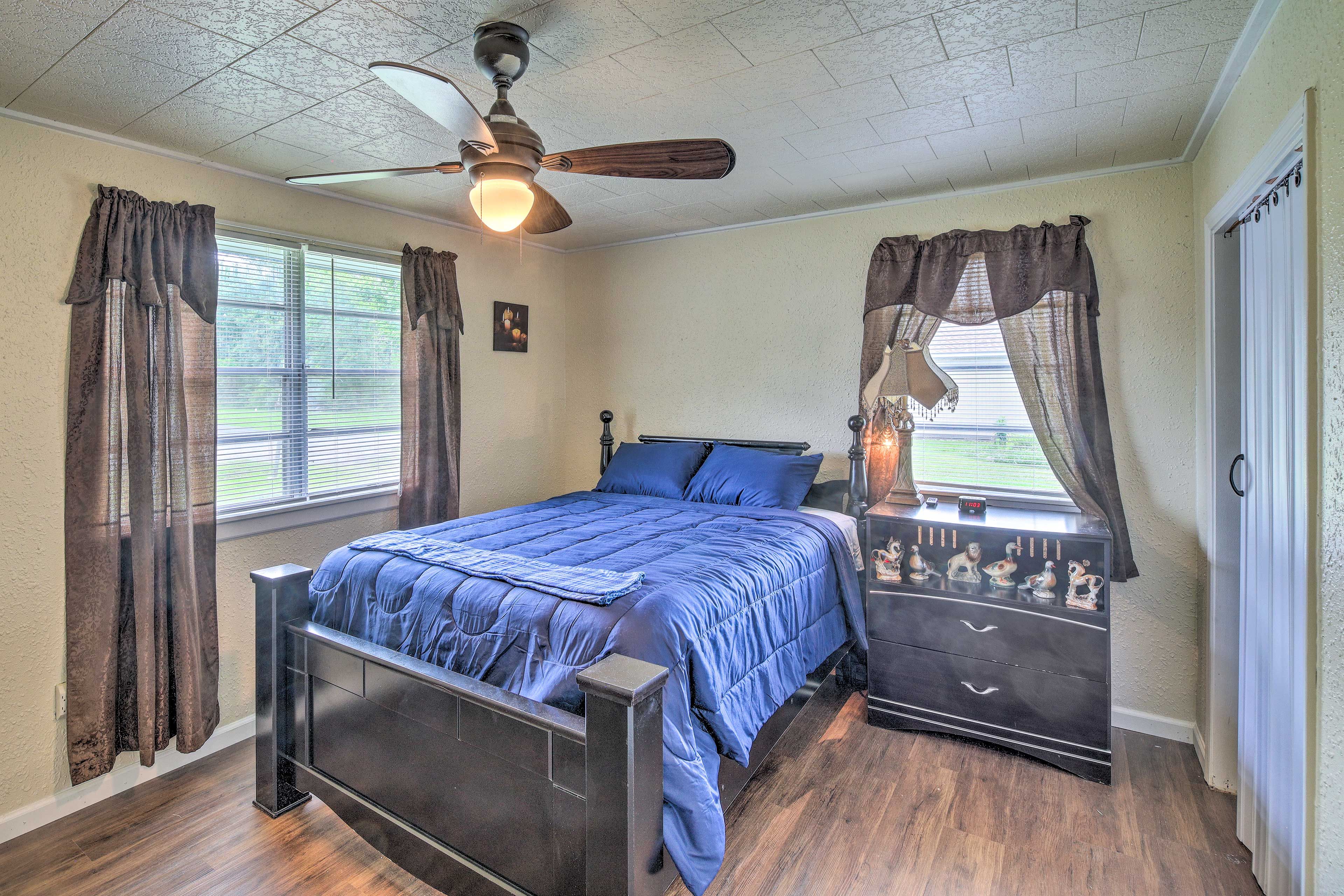 Bedroom 1 | Queen Bed | 2 Twin Rollaway Beds | Smart TV | Linens Provided