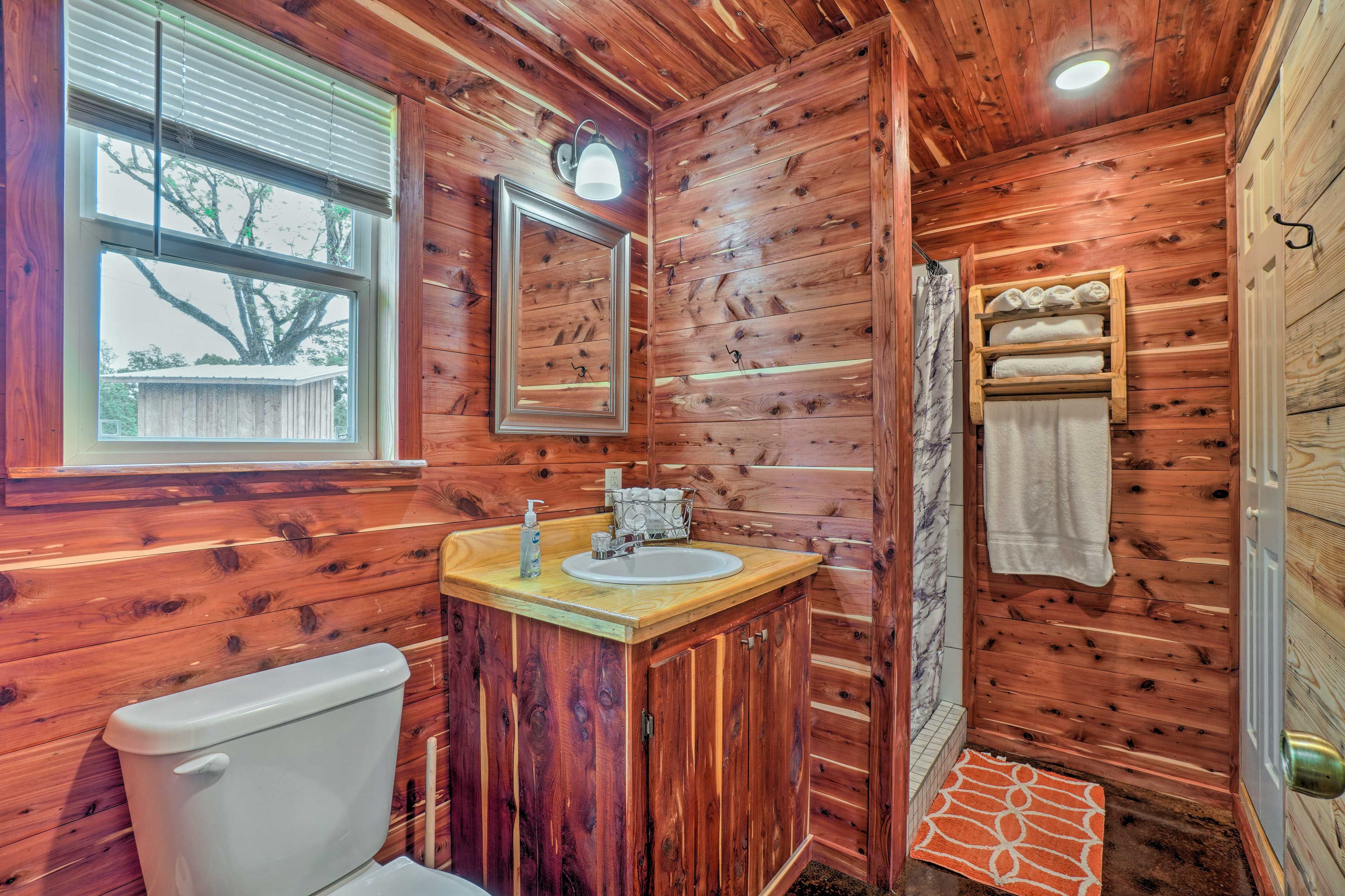 Full Bathroom | Towels Provided | Complimentary Toiletries