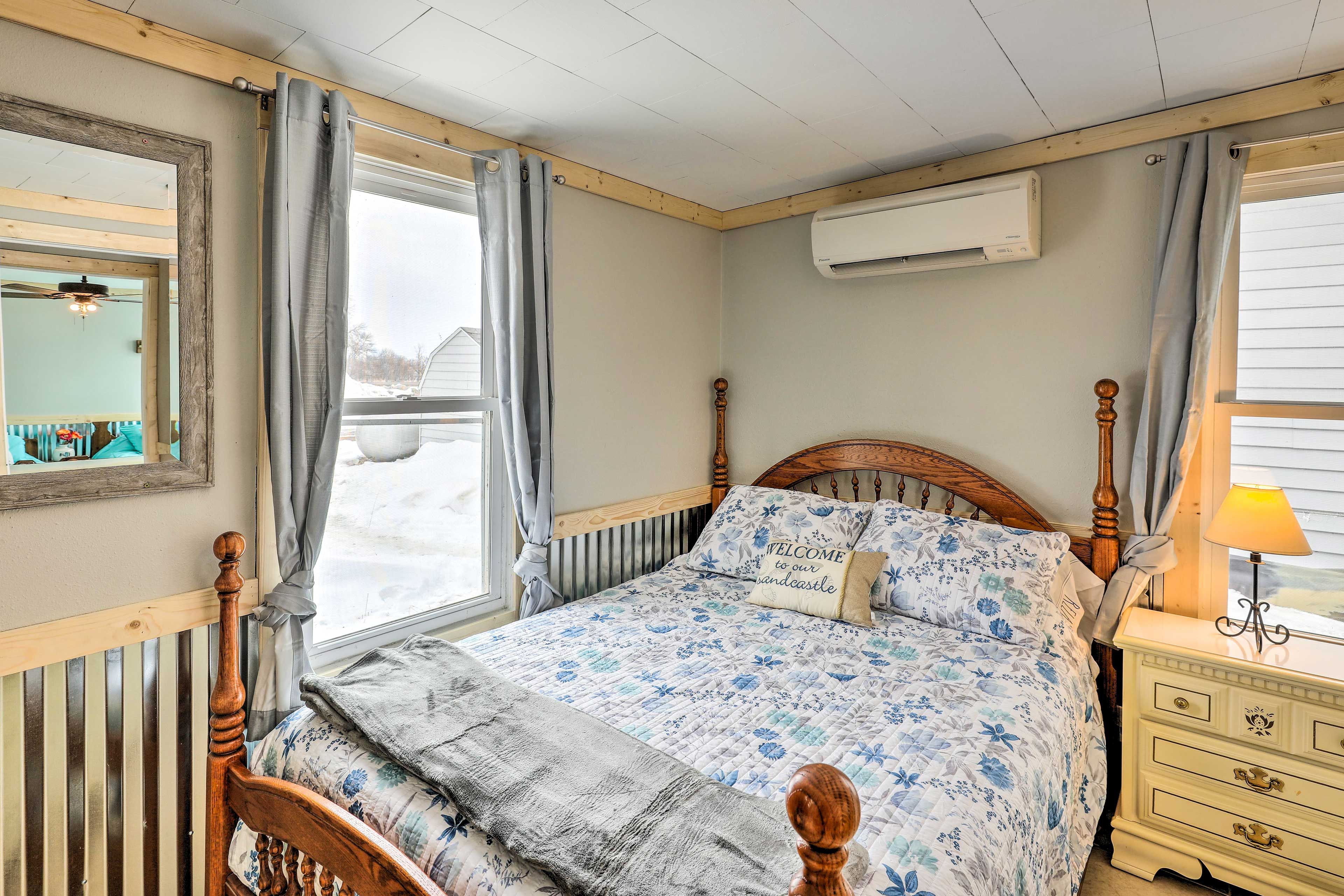 Bedroom 1 | Queen Bed | Linens & Towels | TV